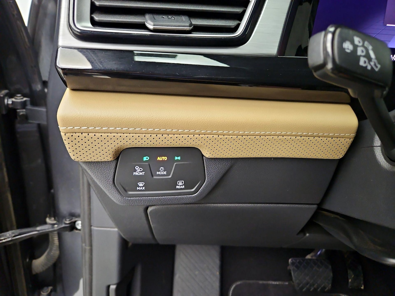2025 Volkswagen Atlas Cross Sport SE w/Tech - Photo 14