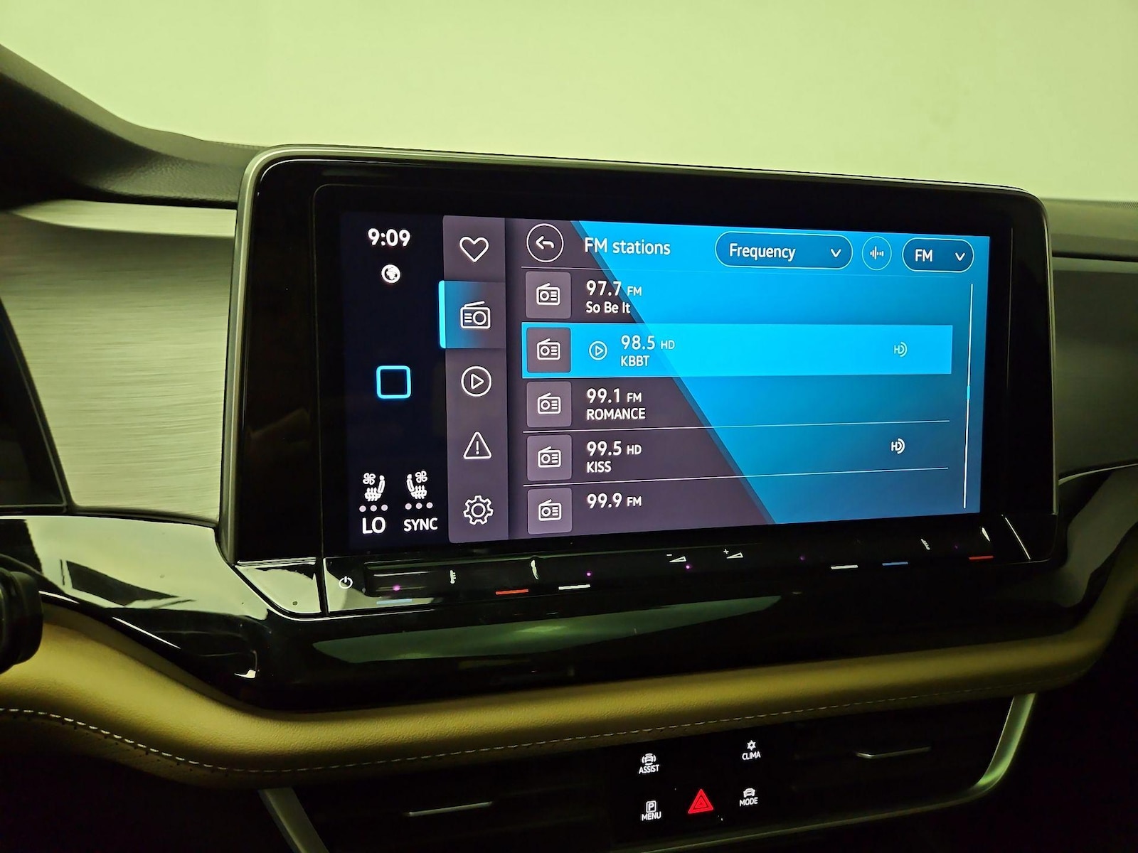 2025 Volkswagen Atlas Cross Sport SE w/Tech - Photo 16