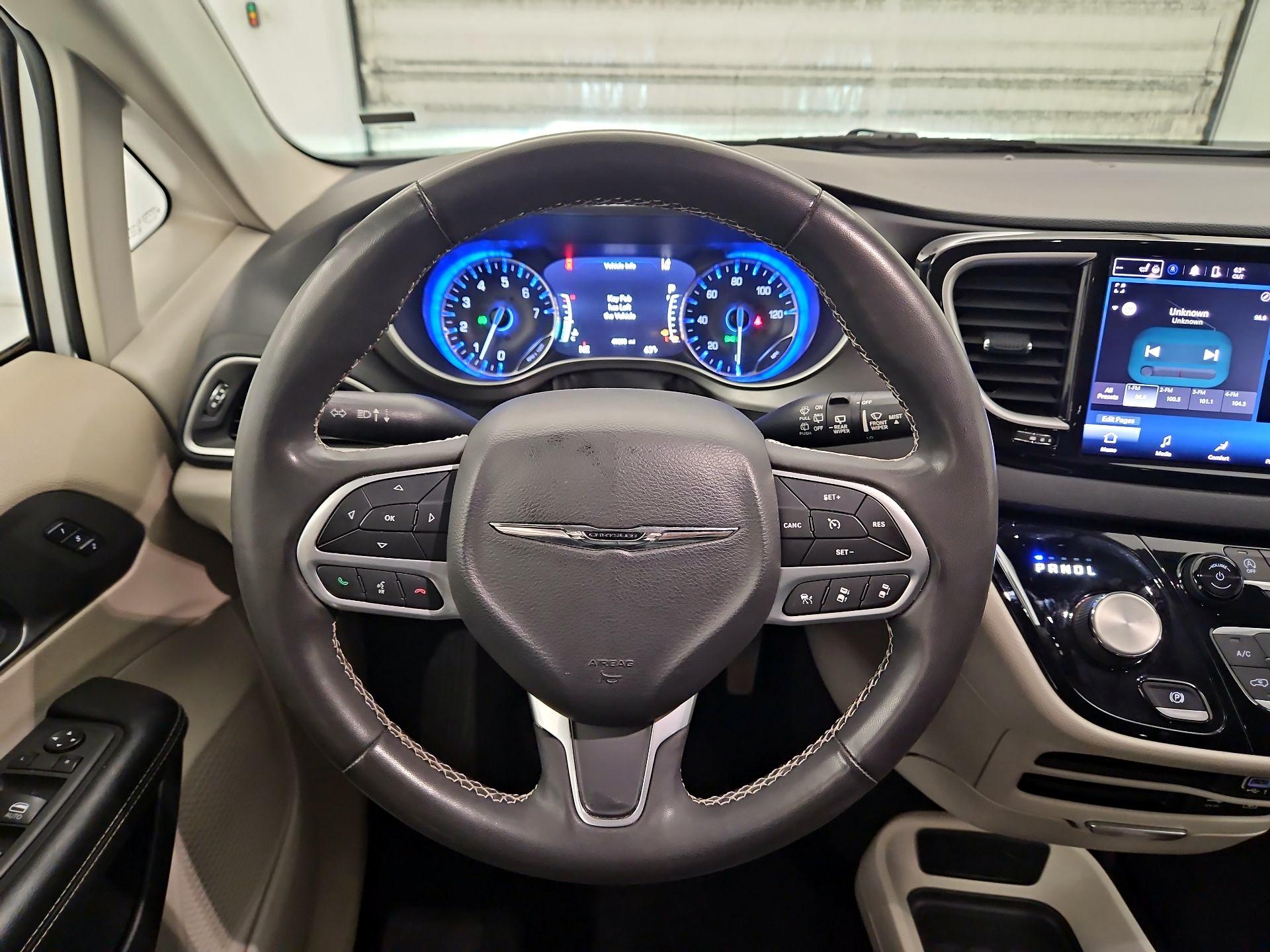 Thumbnail: 2022 Chrysler Pacifica - 10