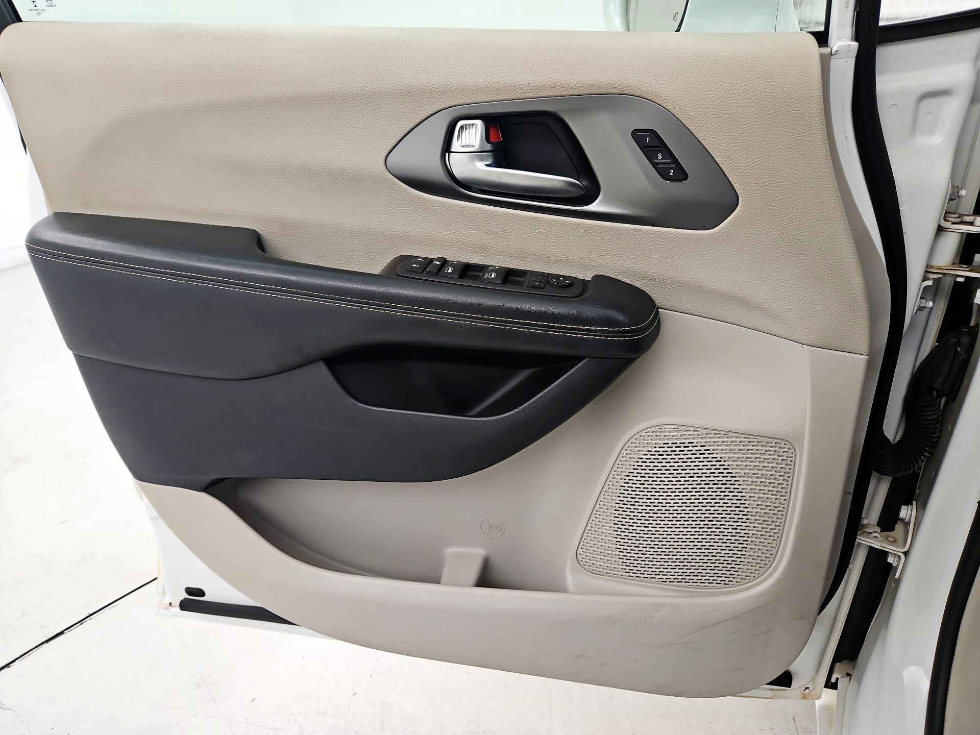 Thumbnail: 2022 Chrysler Pacifica - 12