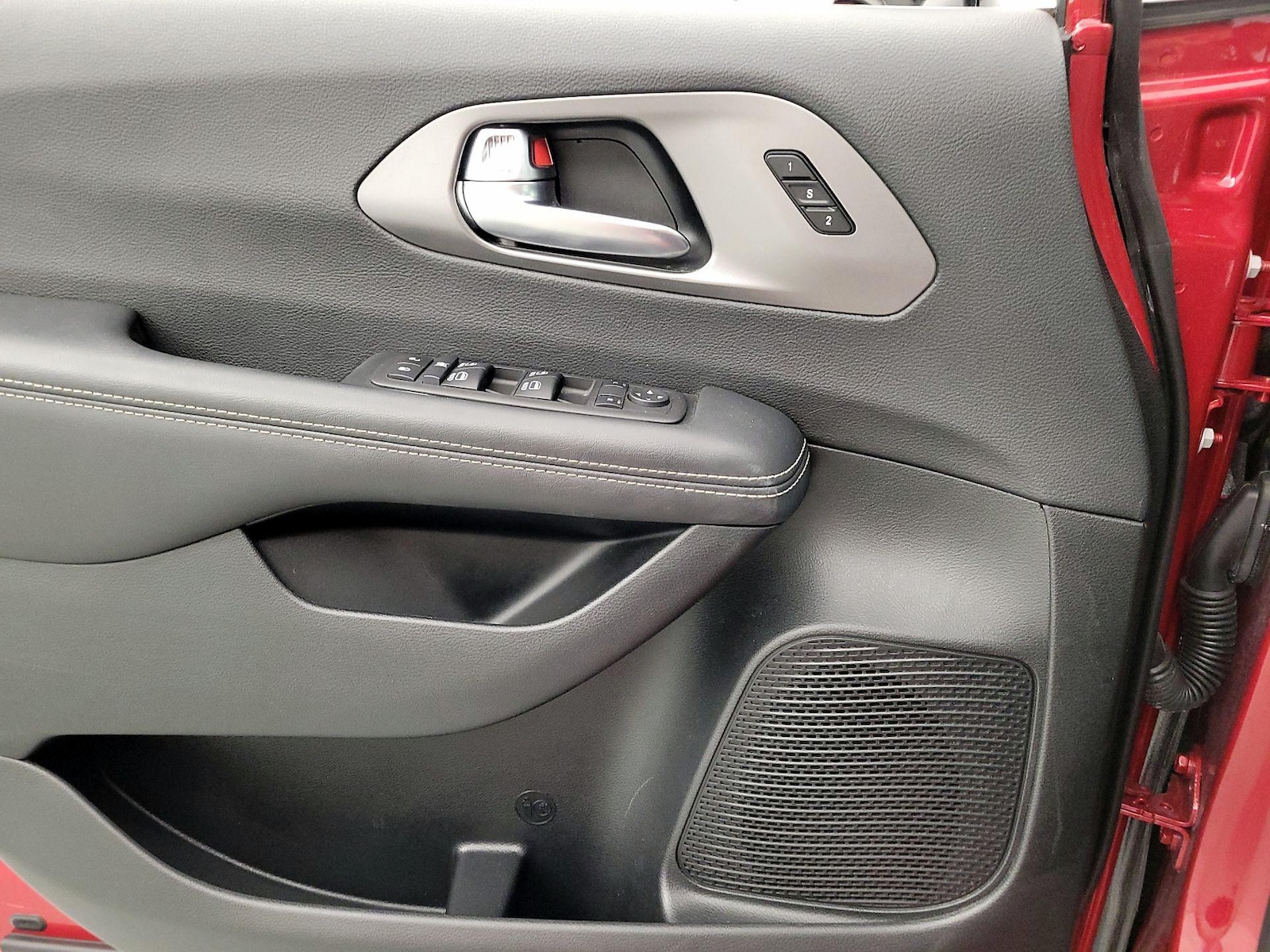 2025 Chrysler Pacifica Select - Photo 13