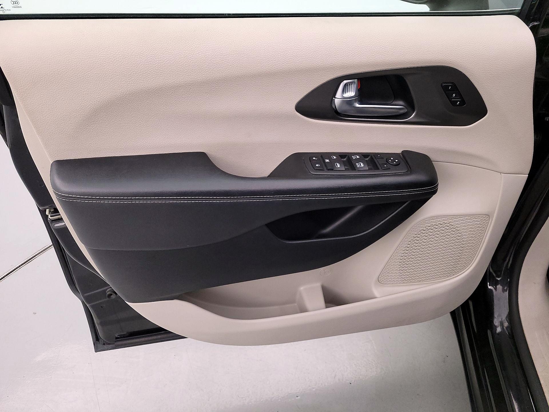 Thumbnail: 2023 Chrysler Pacifica - 12