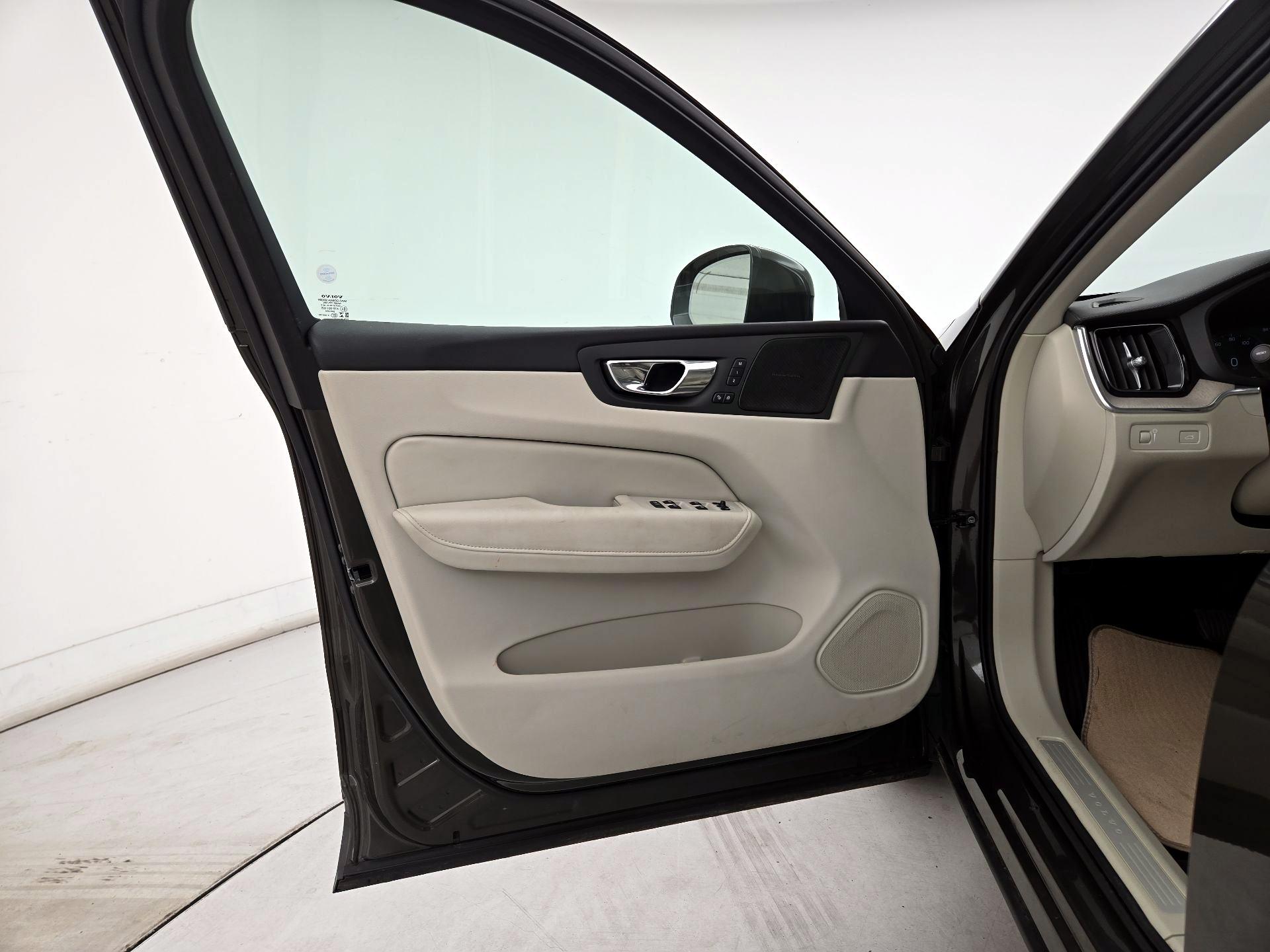 Thumbnail: 2021 Volvo XC60 - 12