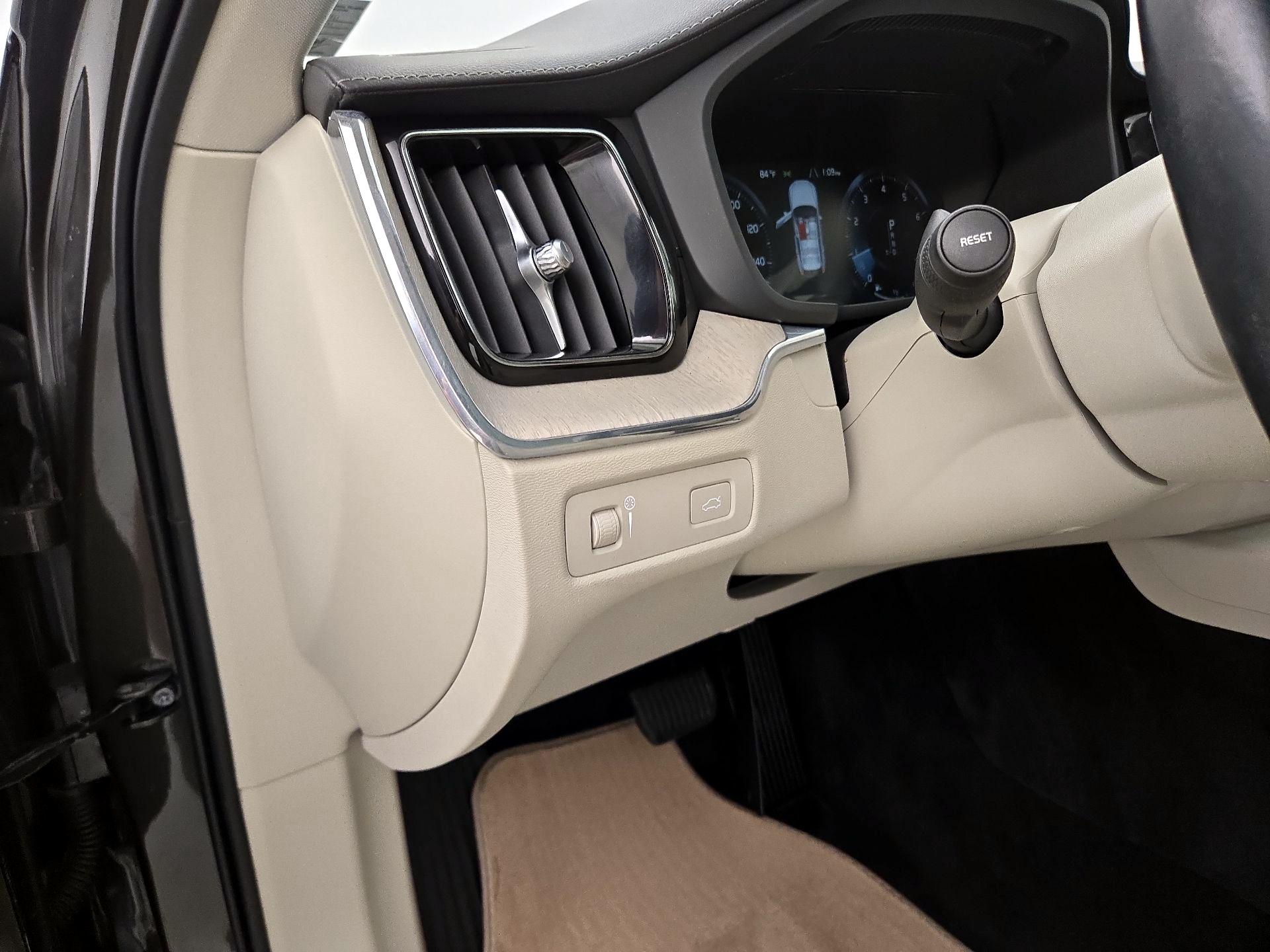 Thumbnail: 2021 Volvo XC60 - 13