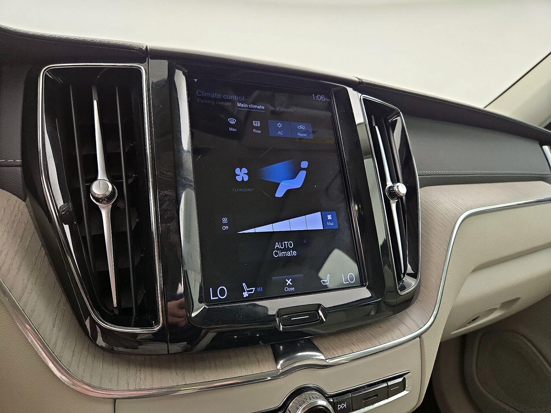 Thumbnail: 2021 Volvo XC60 - 17