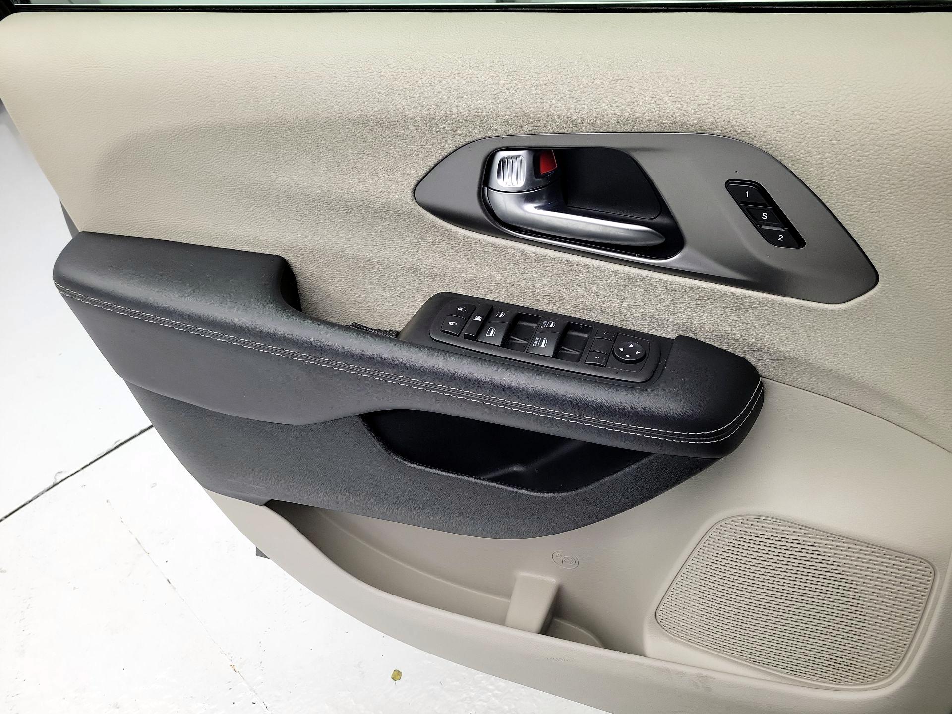 Thumbnail: 2023 Chrysler Pacifica - 12