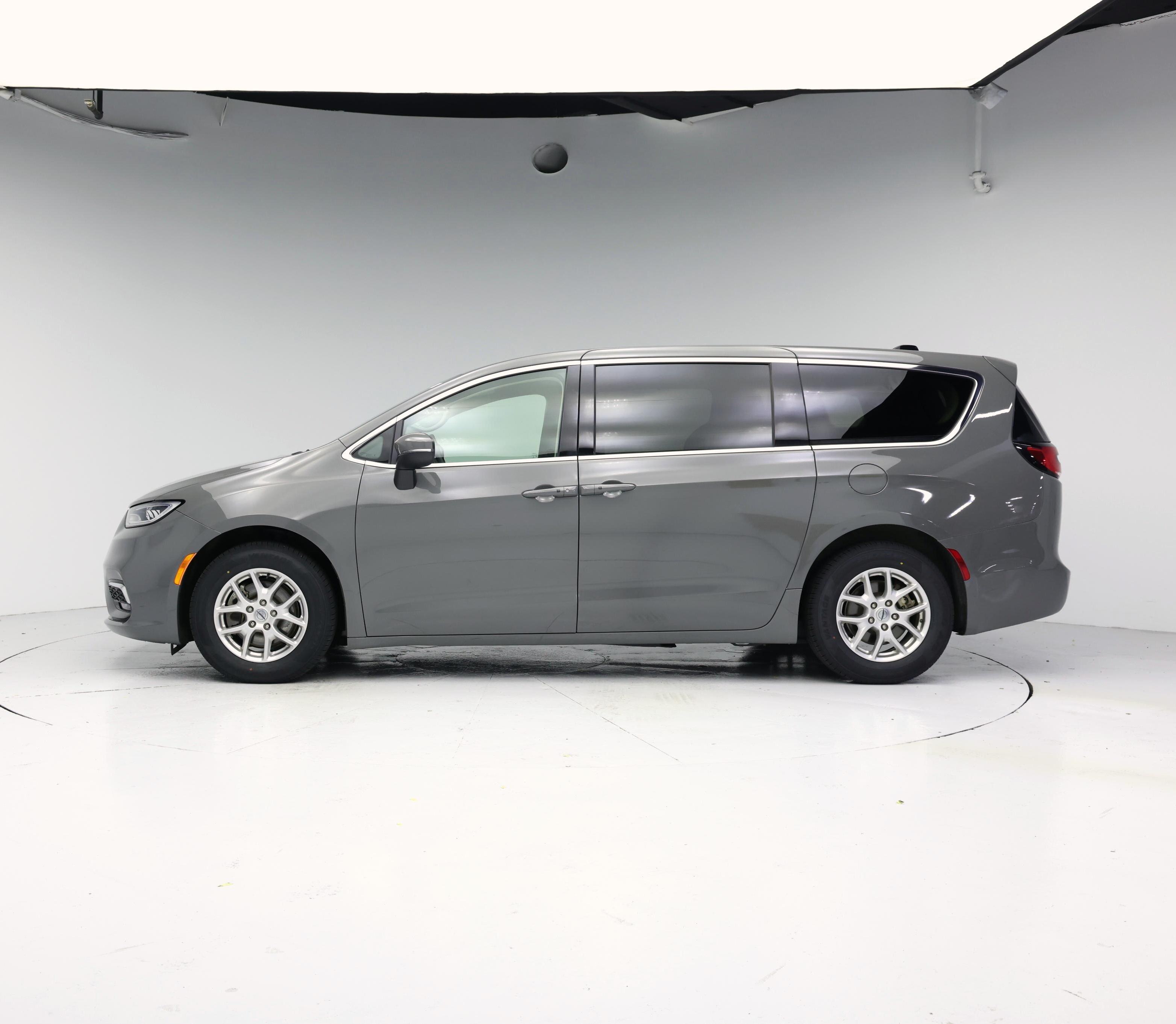Thumbnail: 2023 Chrysler Pacifica - 3
