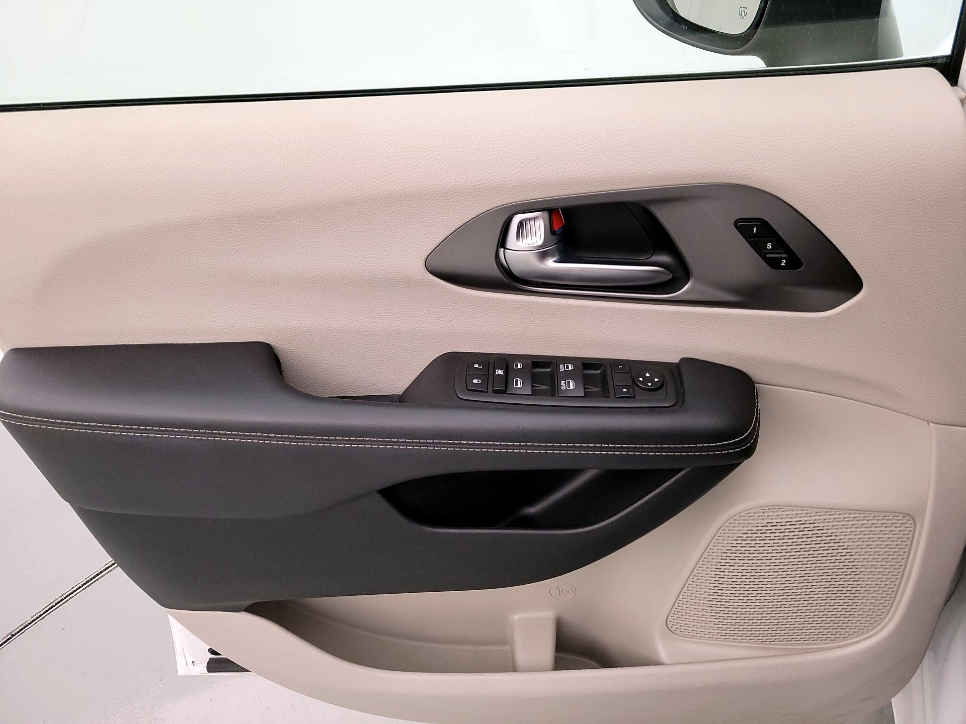 Thumbnail: 2023 Chrysler Pacifica - 12