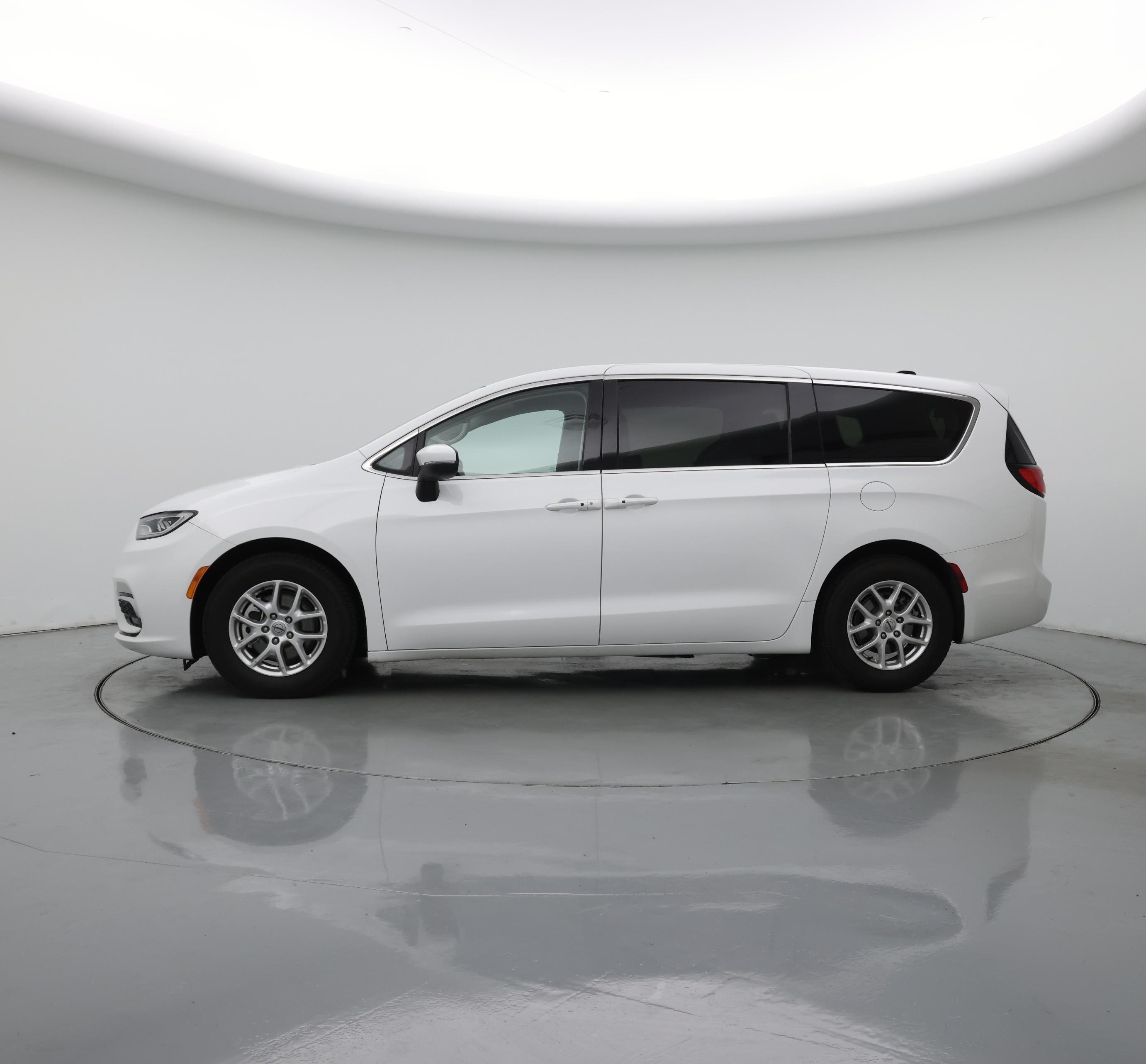 Thumbnail: 2023 Chrysler Pacifica - 3