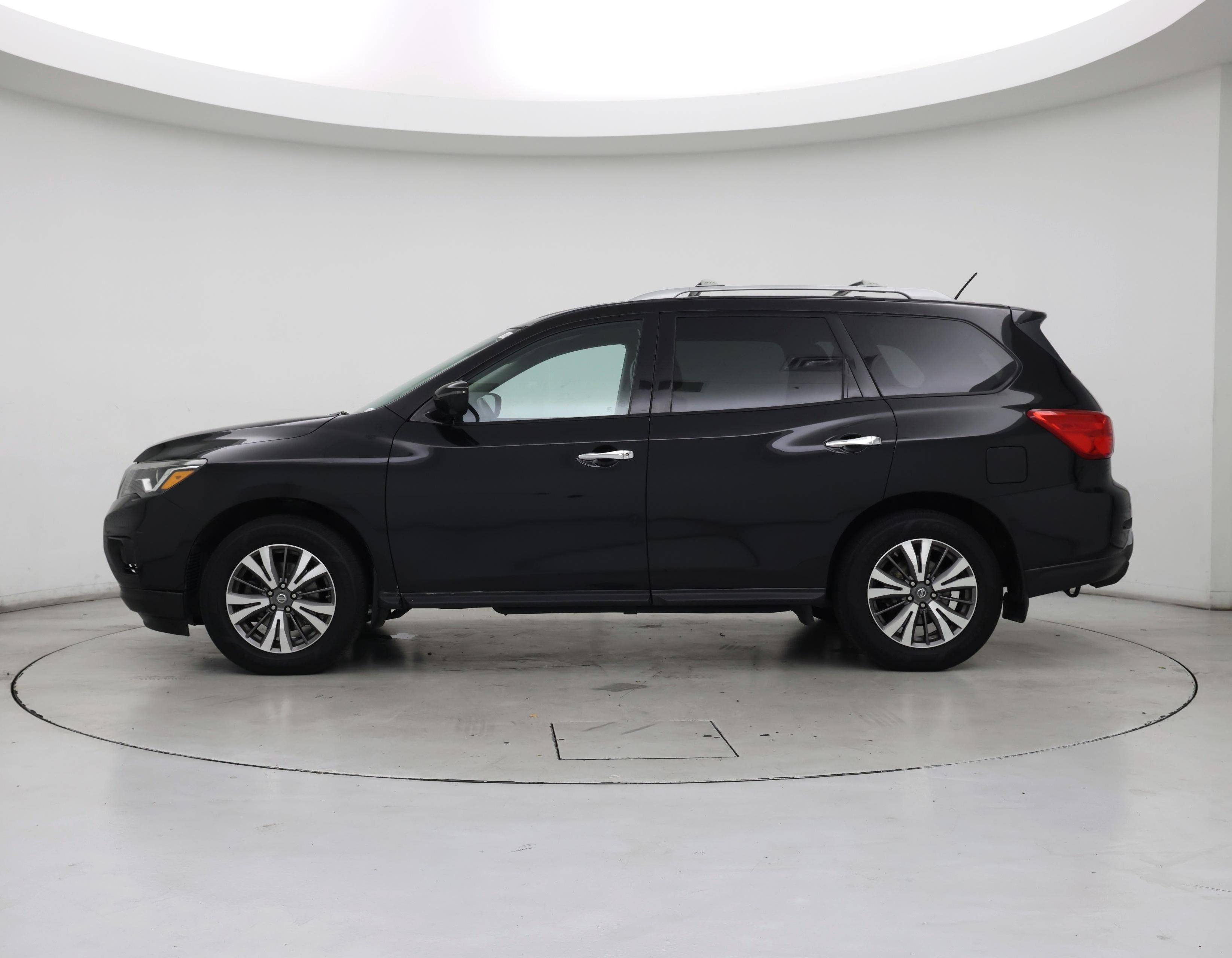 Thumbnail: 2017 Nissan Pathfinder - 3