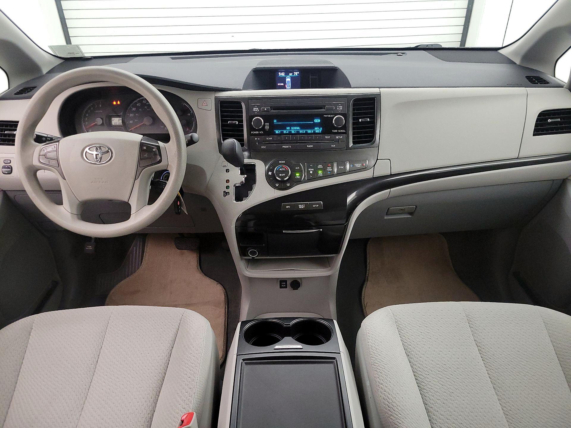 Thumbnail: 2014 Toyota Sienna - 9