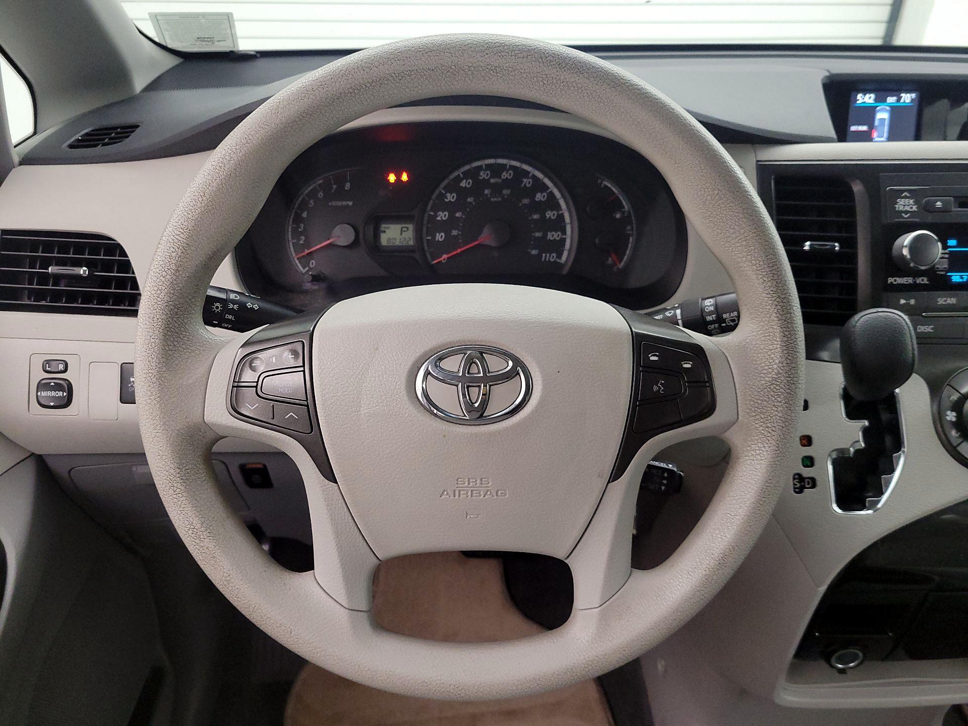 Thumbnail: 2014 Toyota Sienna - 10