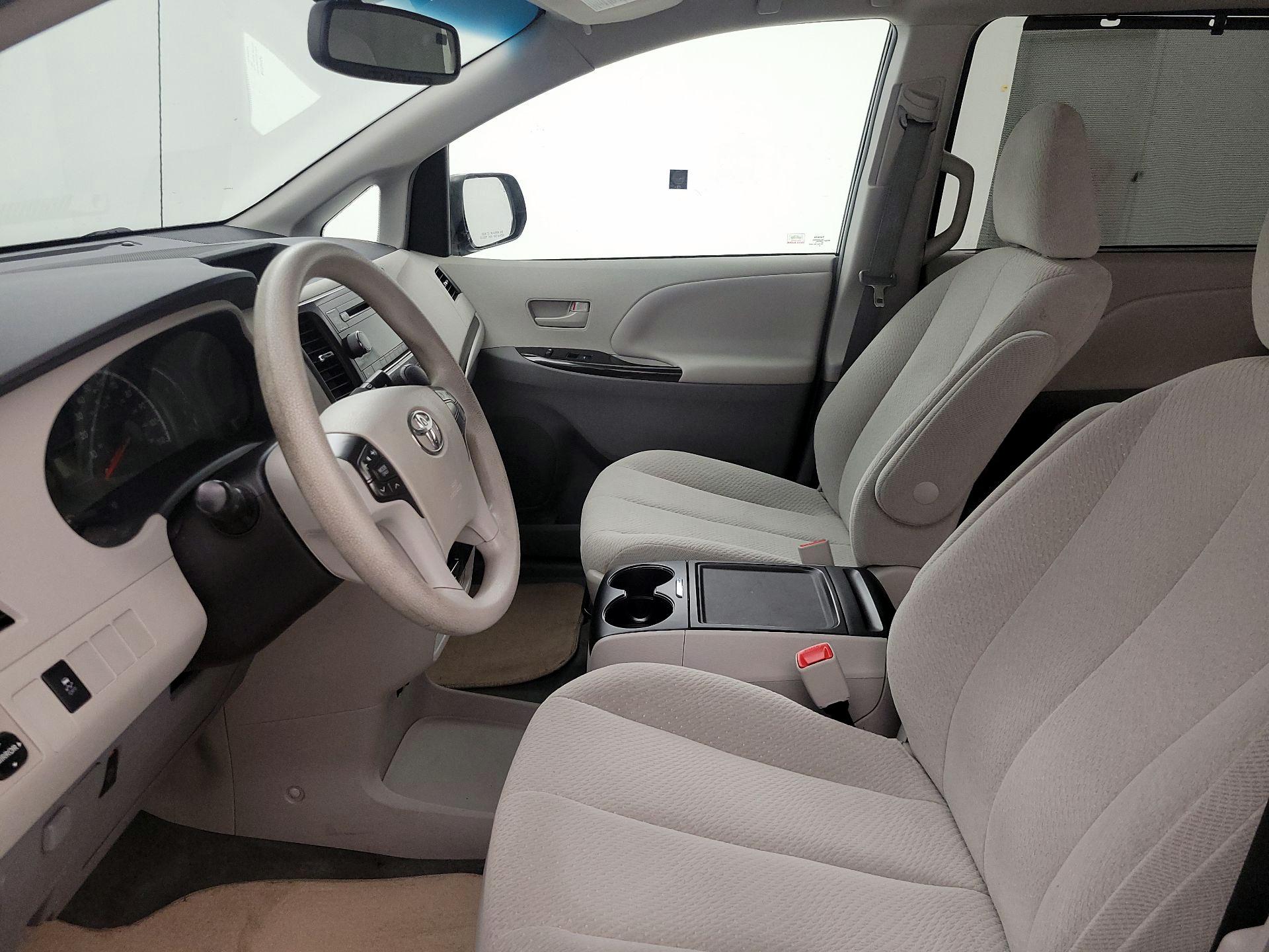 Thumbnail: 2014 Toyota Sienna - 11
