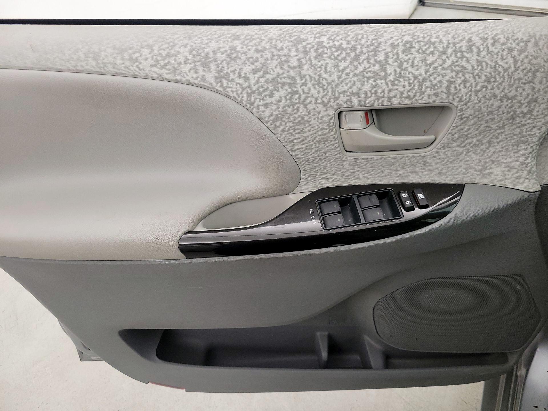 Thumbnail: 2014 Toyota Sienna - 12
