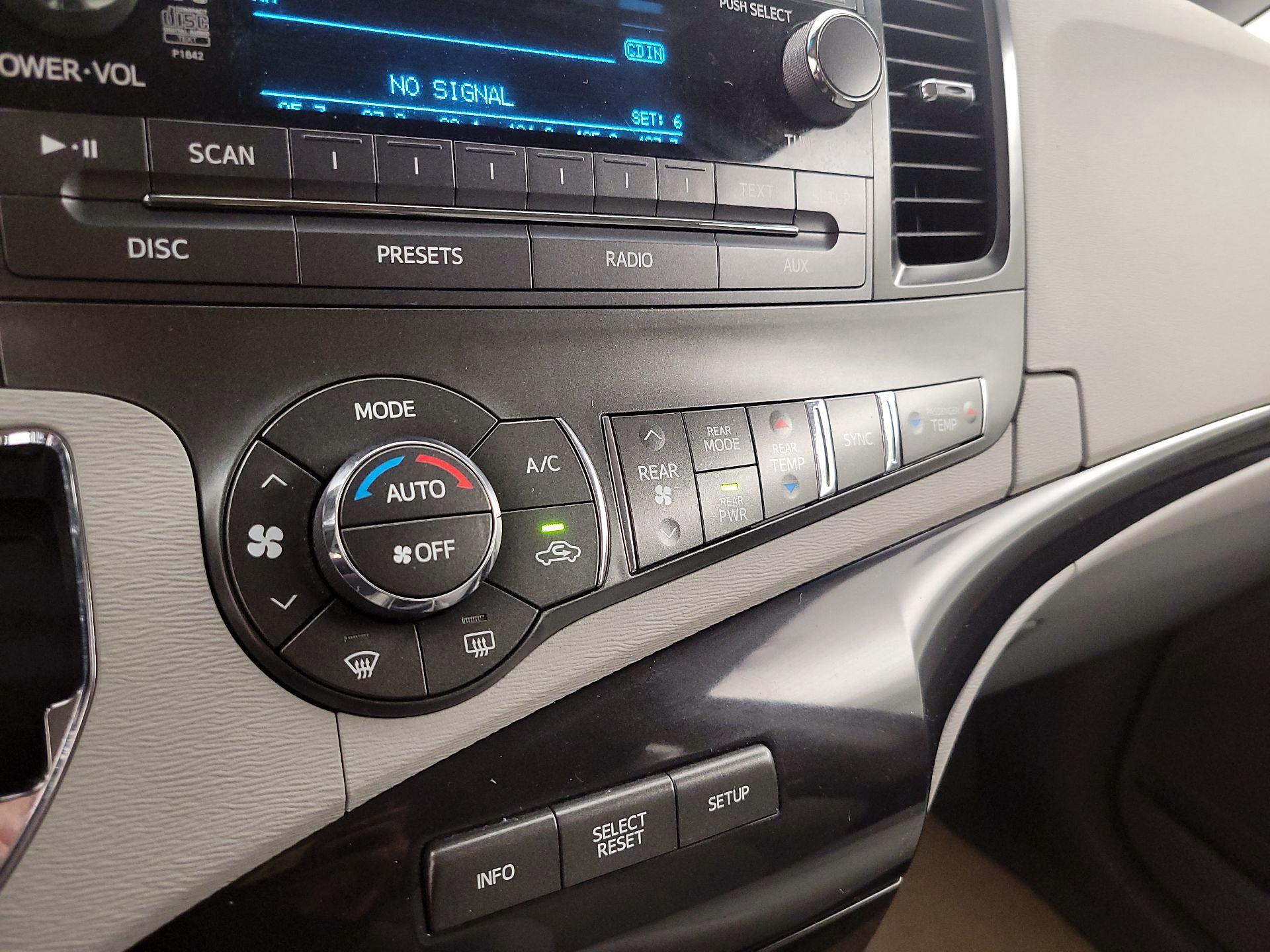 Thumbnail: 2014 Toyota Sienna - 15