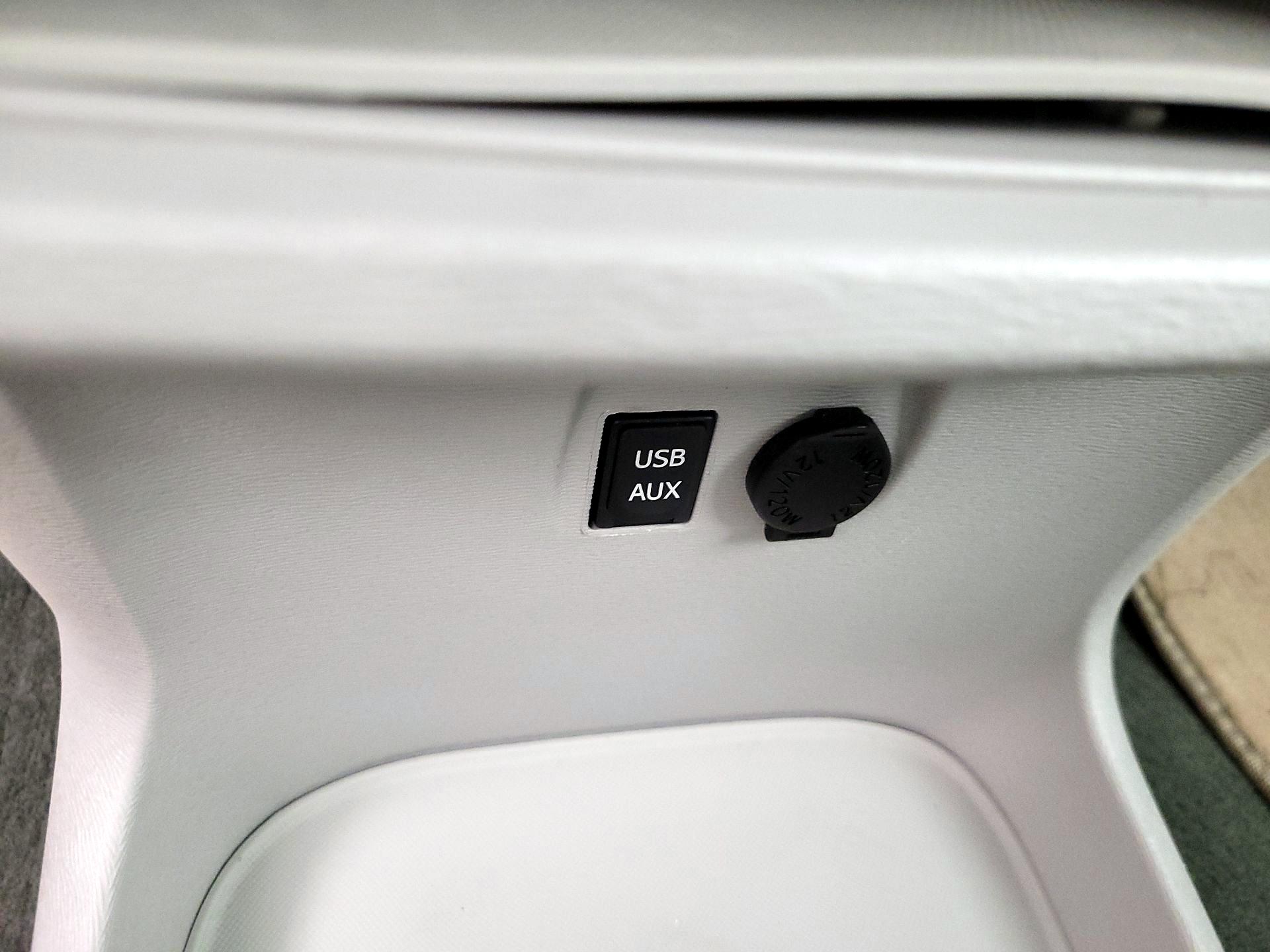Thumbnail: 2014 Toyota Sienna - 17