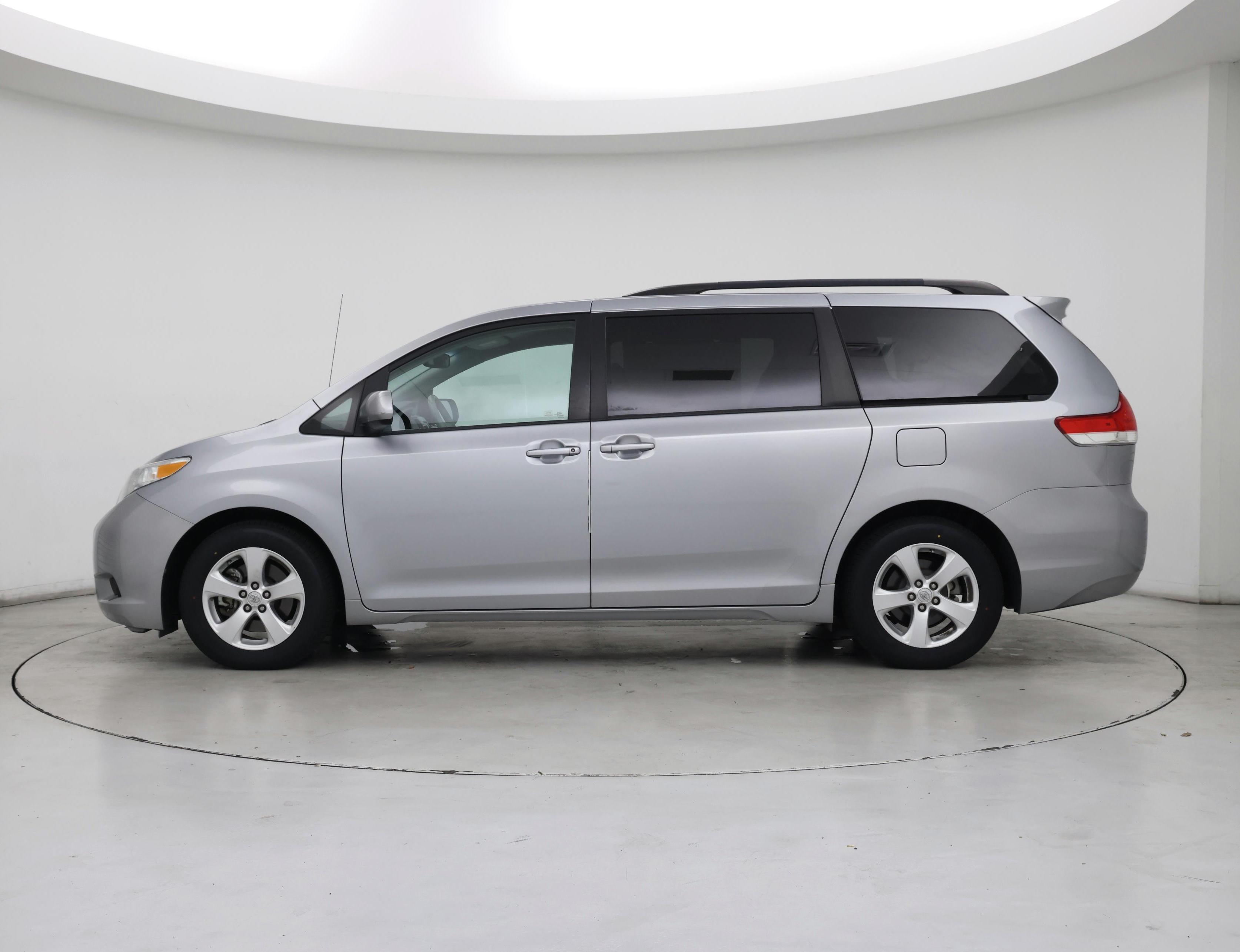Thumbnail: 2014 Toyota Sienna - 3