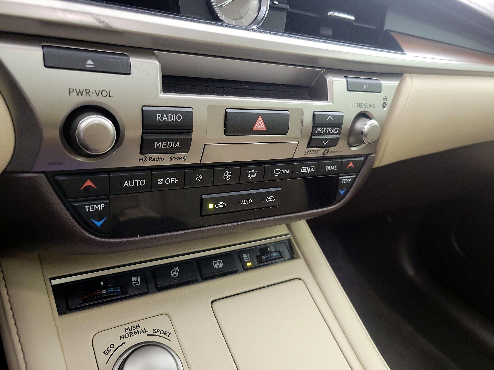 Thumbnail: 2017 Lexus ES - 16