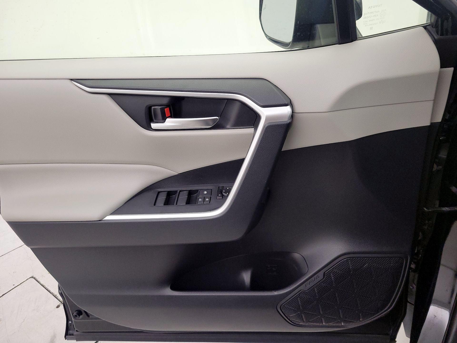 Thumbnail: 2019 Toyota RAV4 - 12