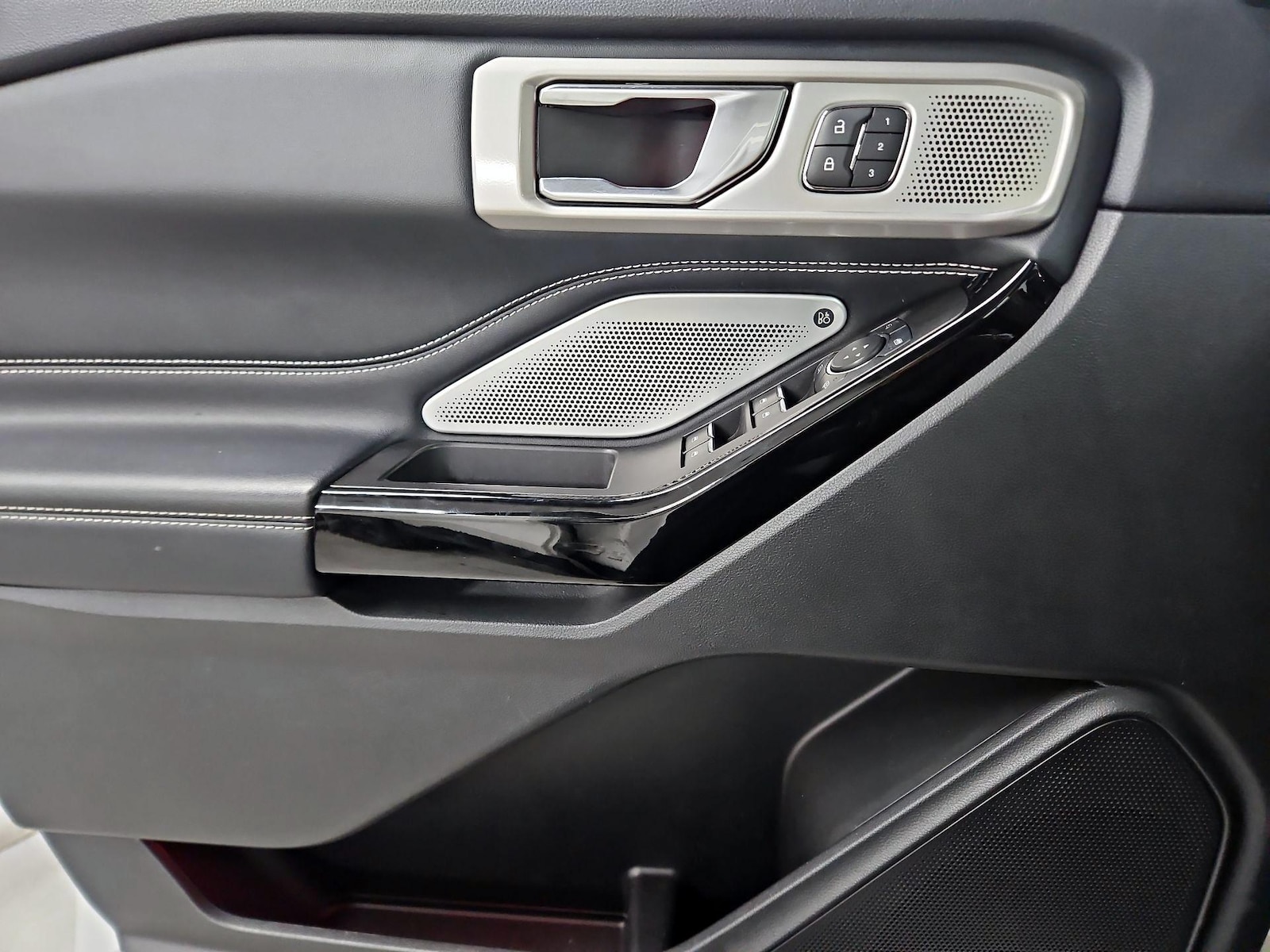 2022 Ford Explorer ST - Photo 13