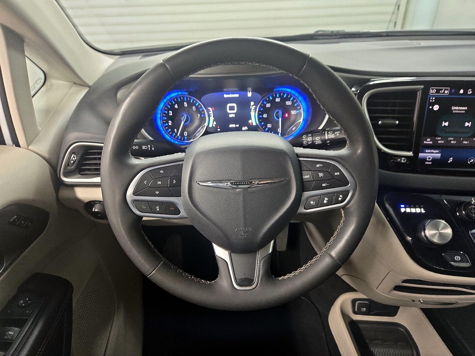 2023 Chrysler Pacifica Touring L - Photo 11