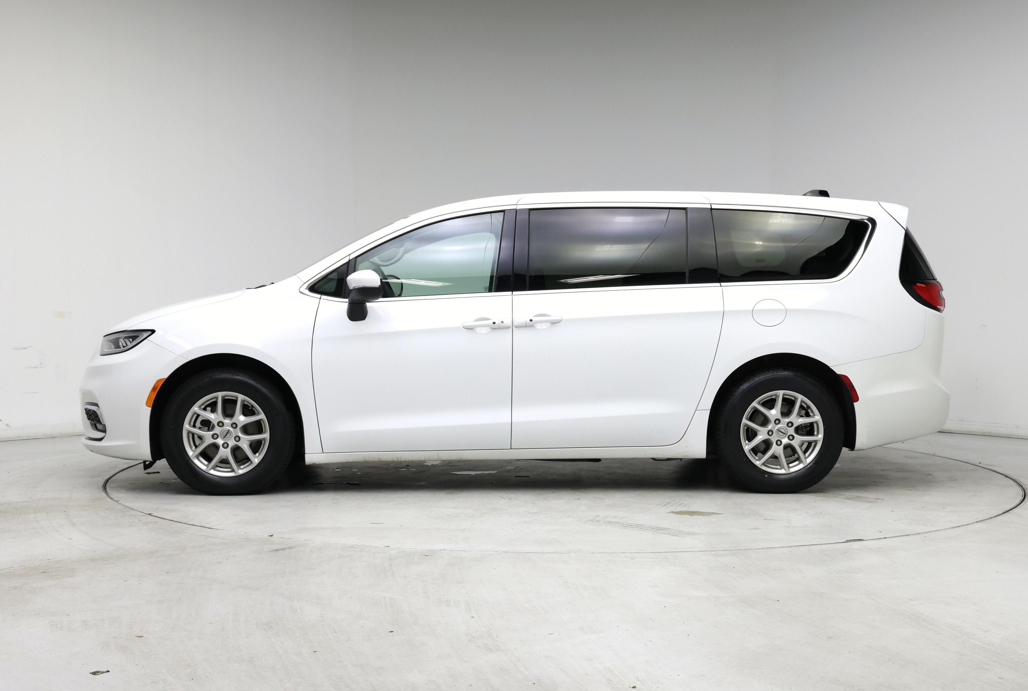 Thumbnail: 2023 Chrysler Pacifica - 3