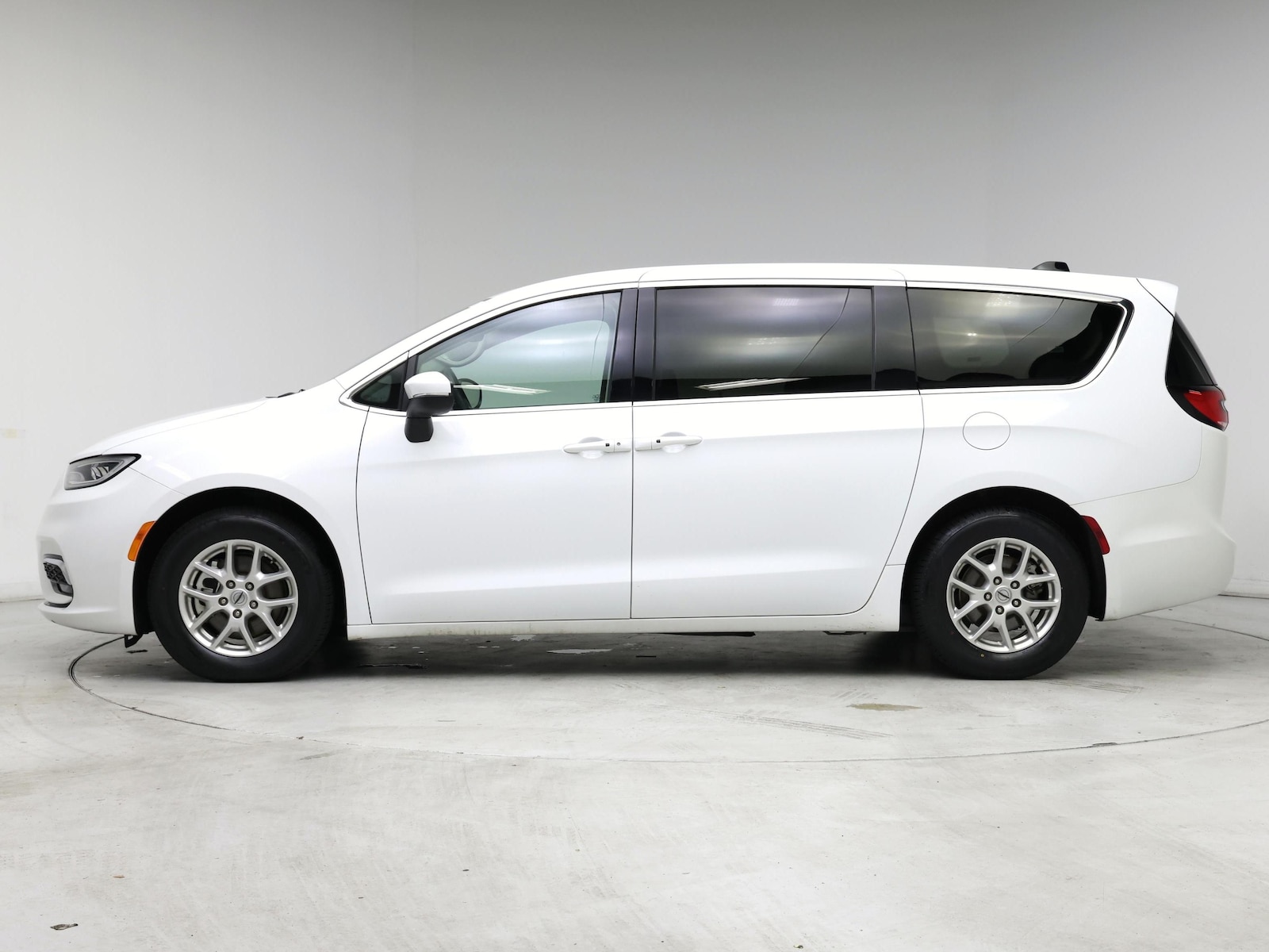 2023 Chrysler Pacifica Touring L - Photo 4
