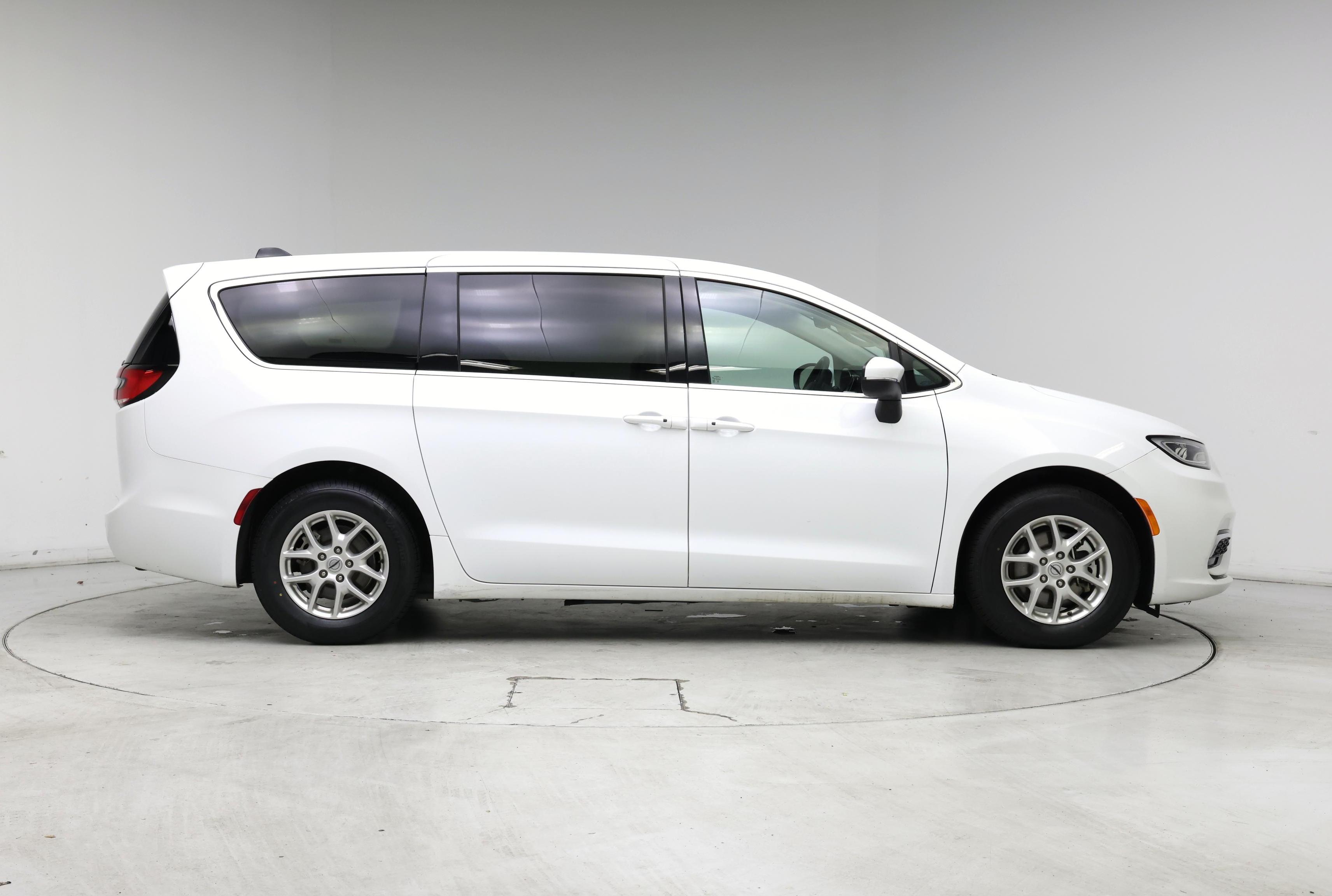 Thumbnail: 2023 Chrysler Pacifica - 7