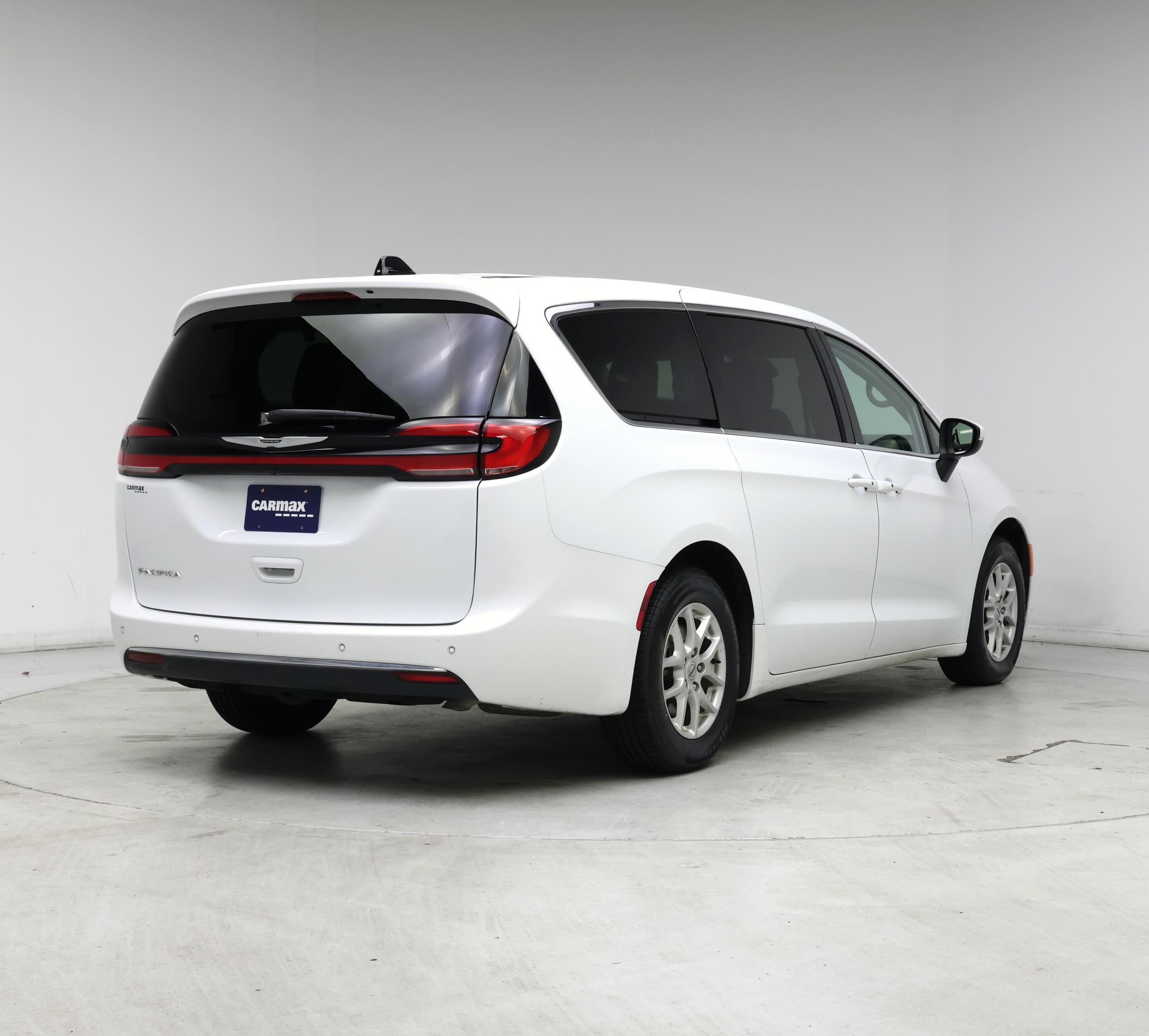 Thumbnail: 2023 Chrysler Pacifica - 8