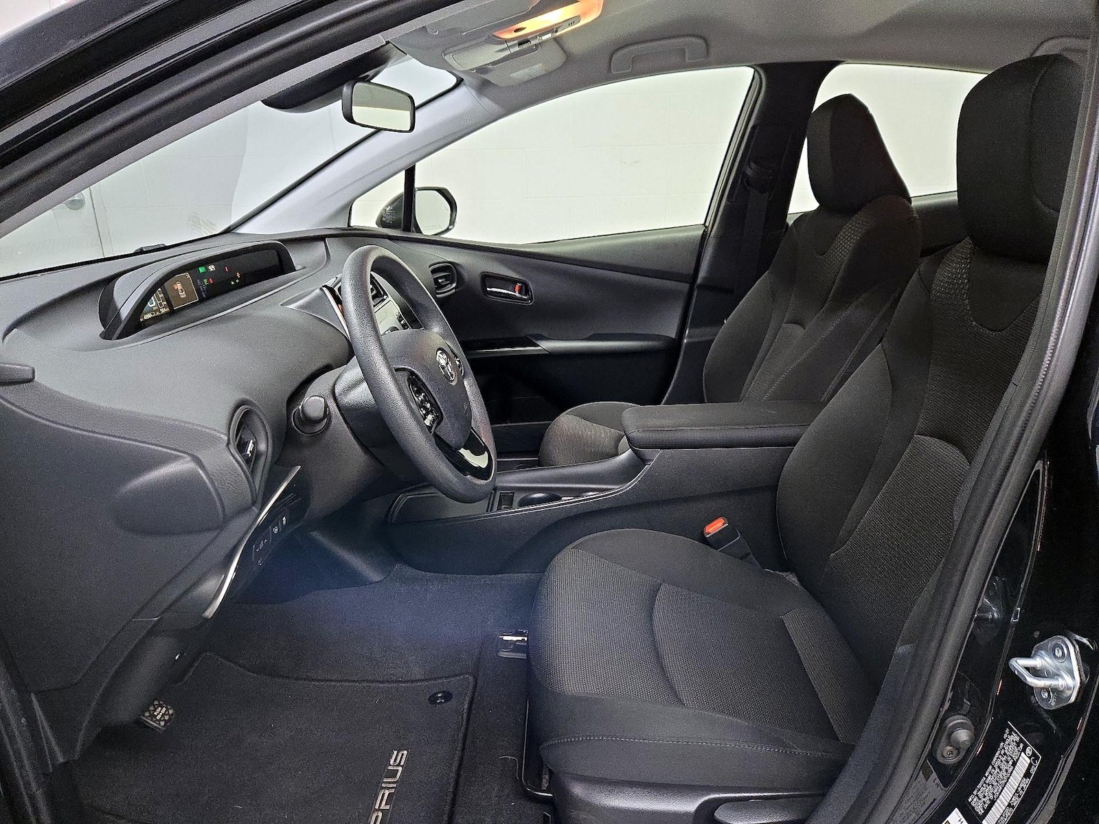 2022 Toyota Prius LE - Photo 12