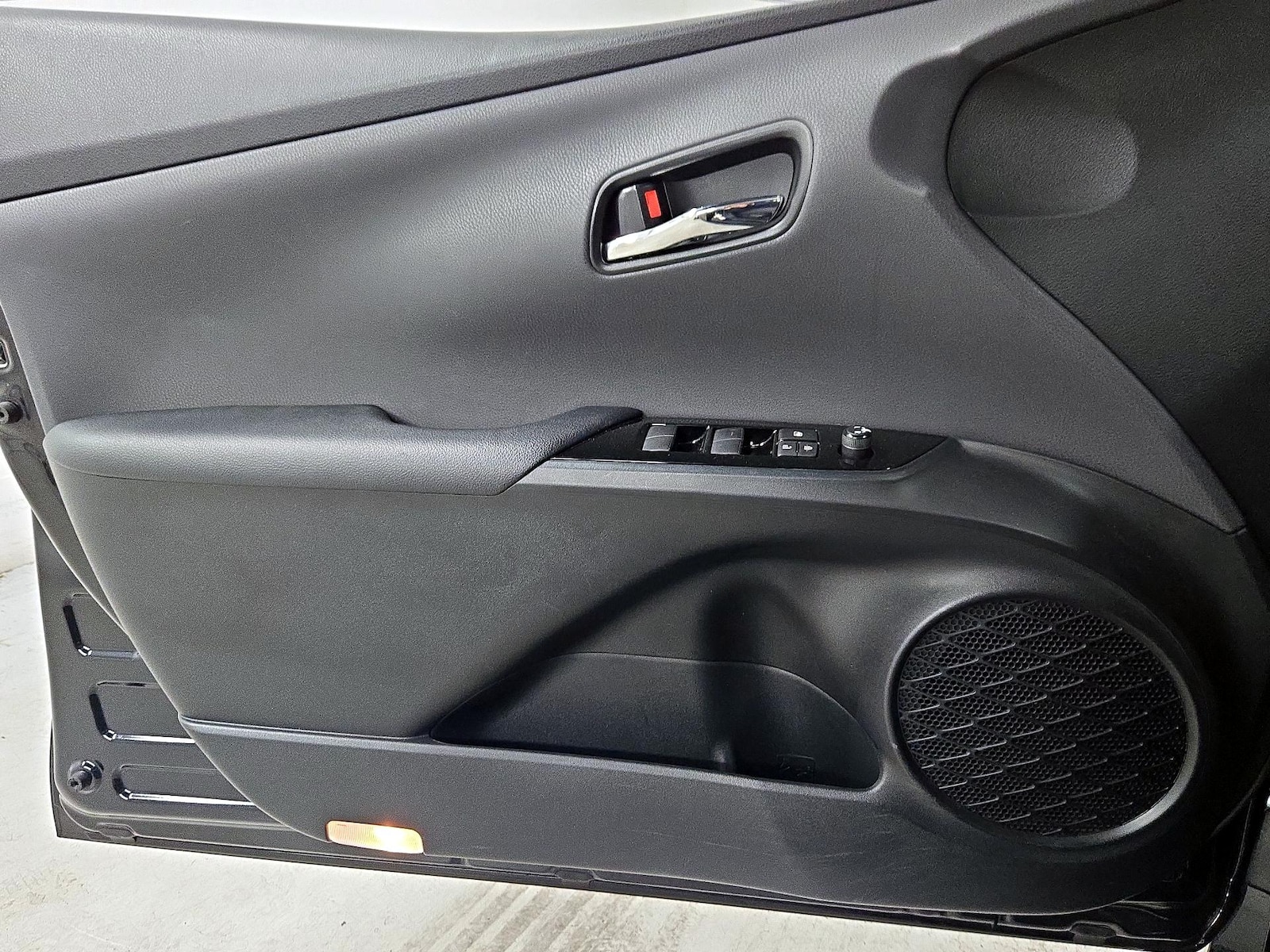 2022 Toyota Prius LE - Photo 13