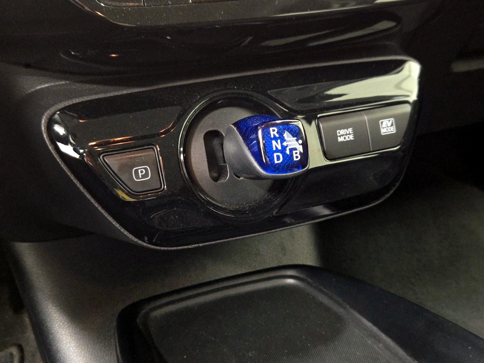 2022 Toyota Prius LE - Photo 18