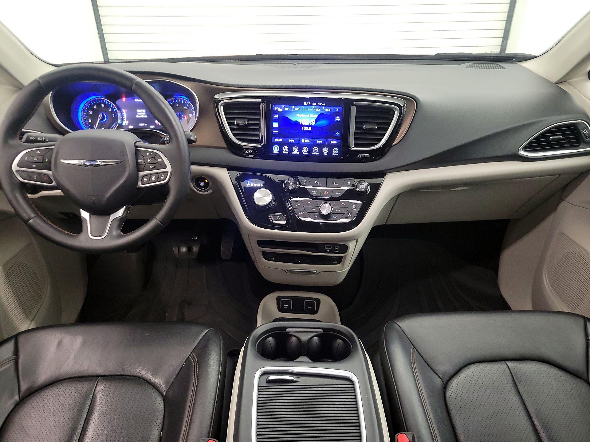 Thumbnail: 2017 Chrysler Pacifica - 9
