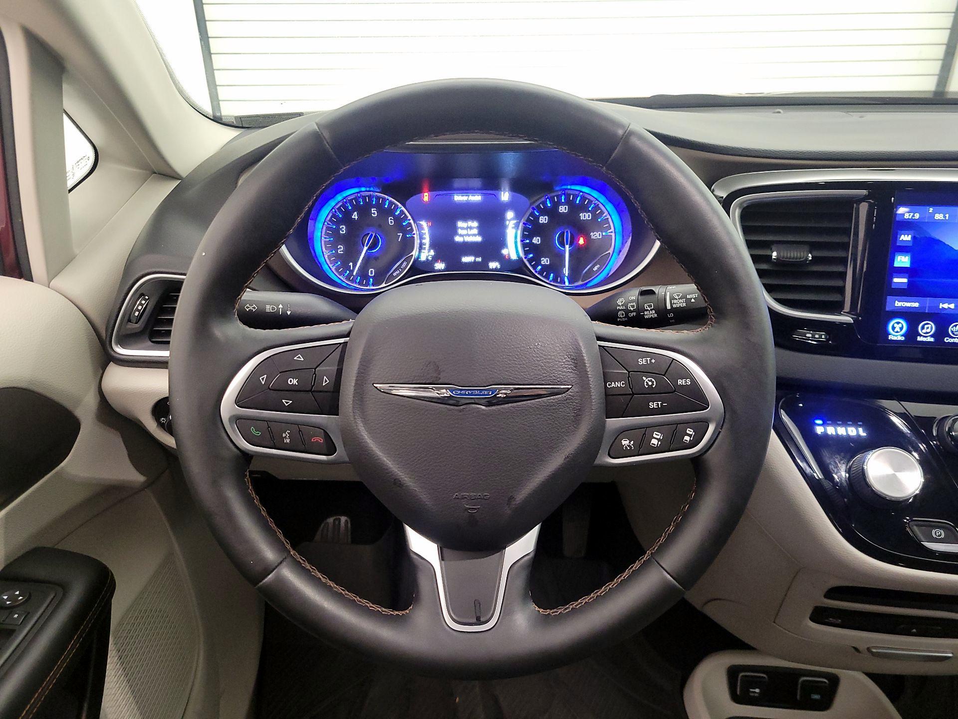Thumbnail: 2017 Chrysler Pacifica - 10