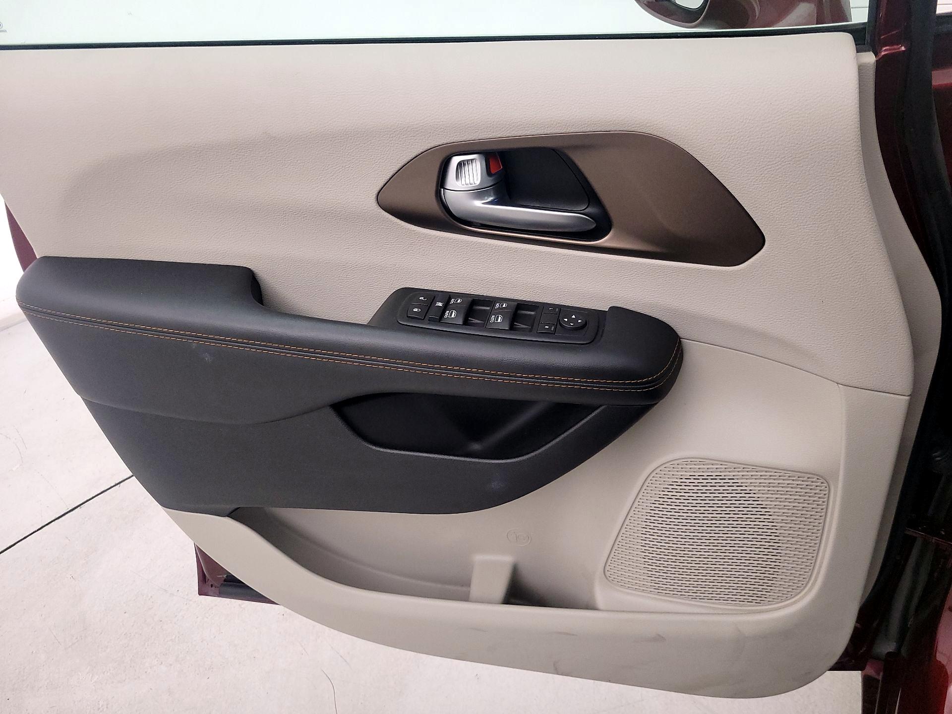Thumbnail: 2017 Chrysler Pacifica - 12