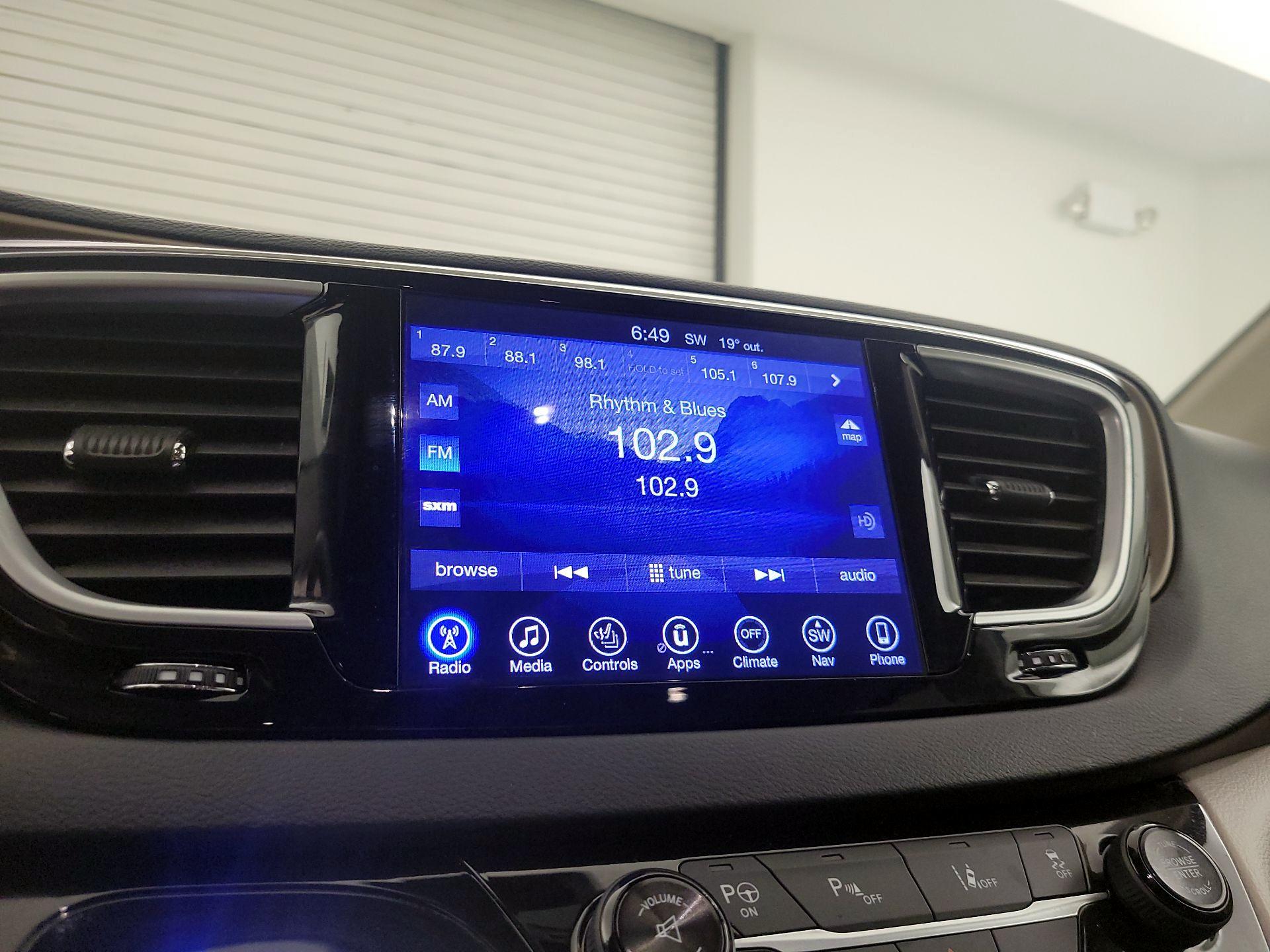 Thumbnail: 2017 Chrysler Pacifica - 16