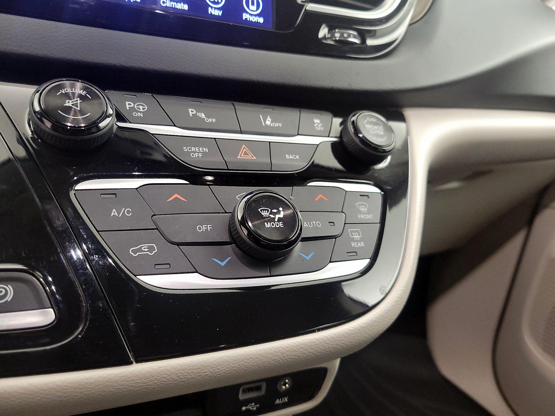 Thumbnail: 2017 Chrysler Pacifica - 17