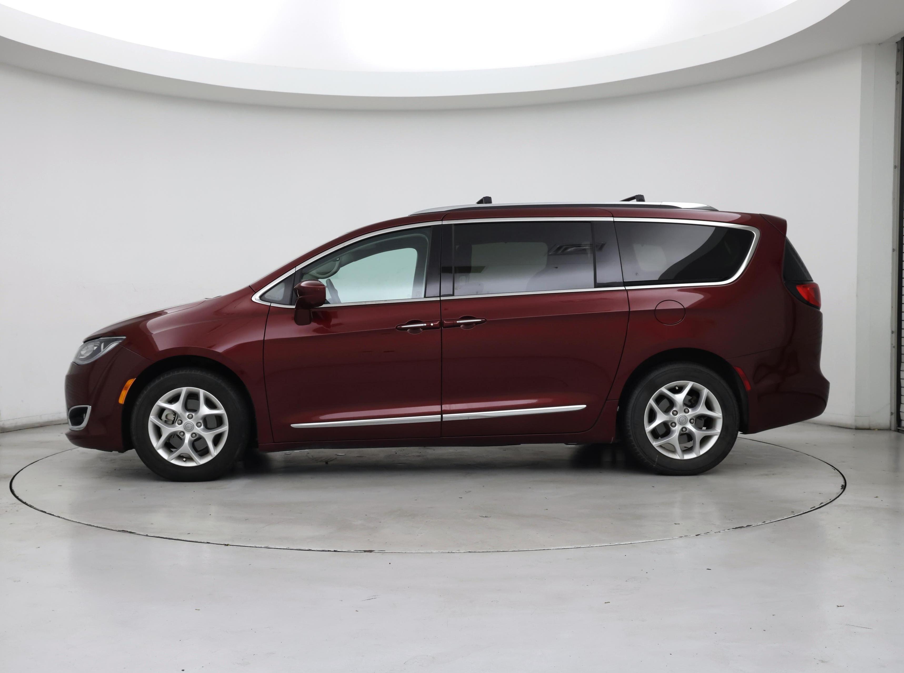 Thumbnail: 2017 Chrysler Pacifica - 3