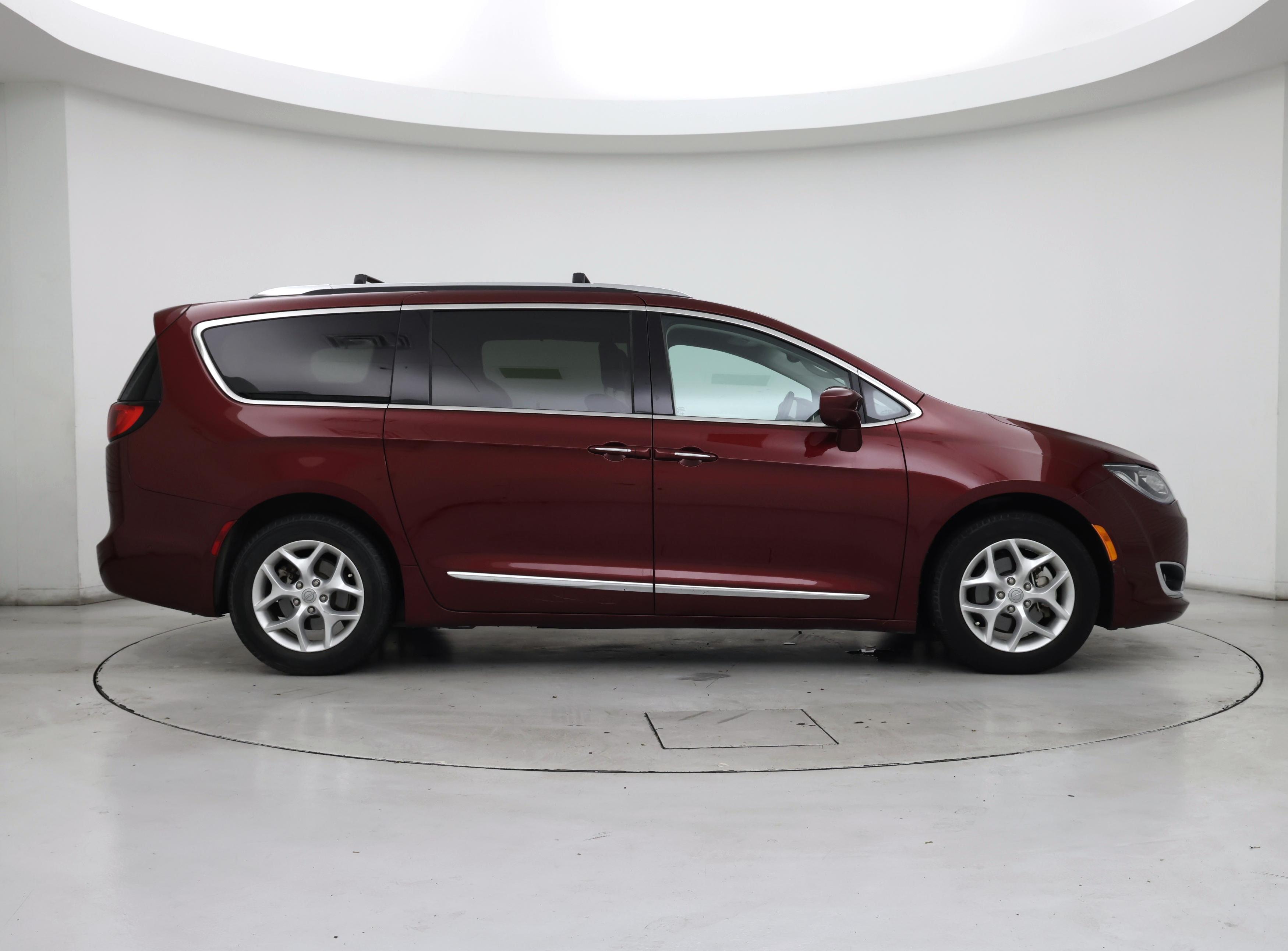 Thumbnail: 2017 Chrysler Pacifica - 7