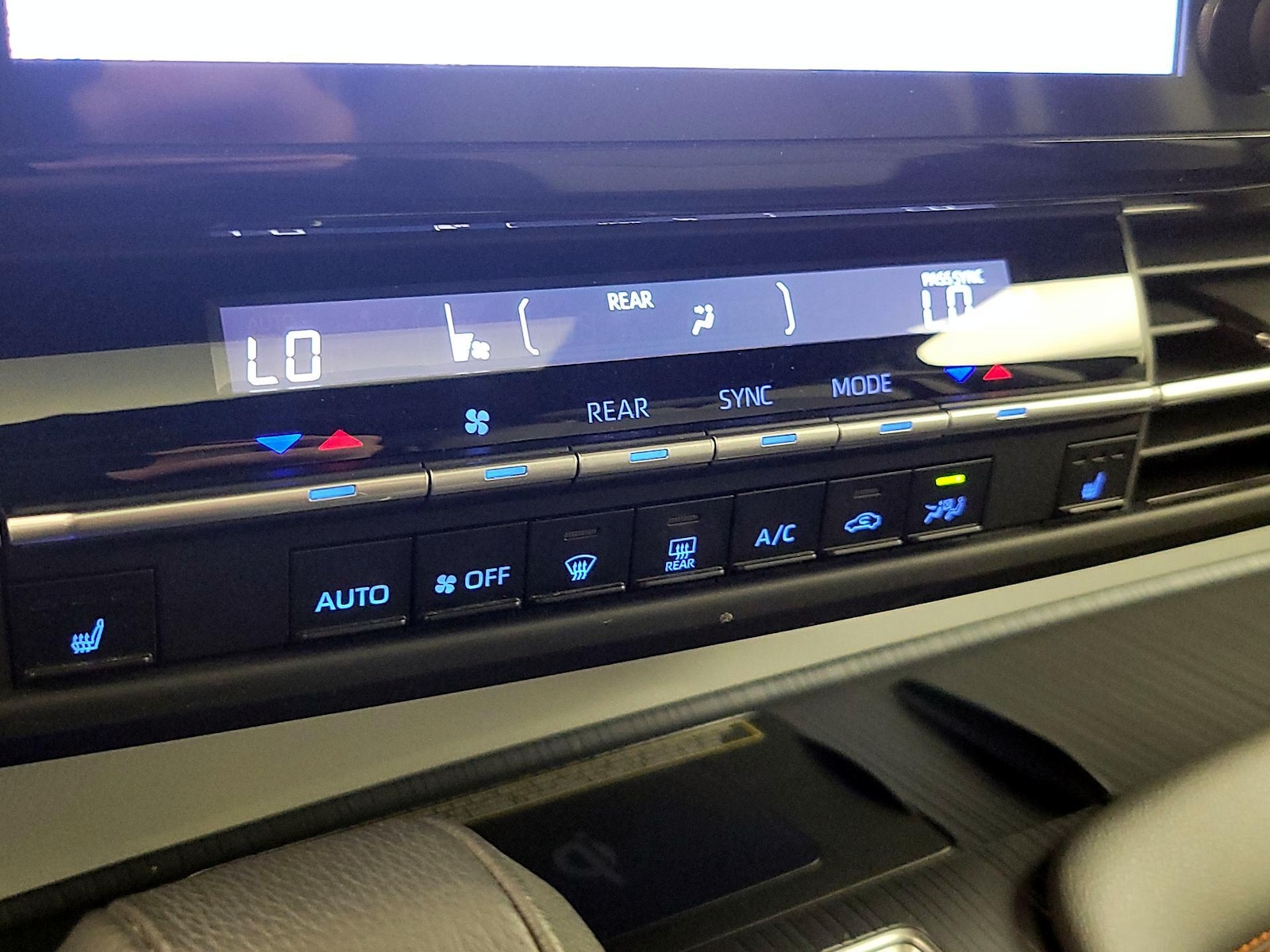 2023 Toyota Sienna XSE - Photo 18