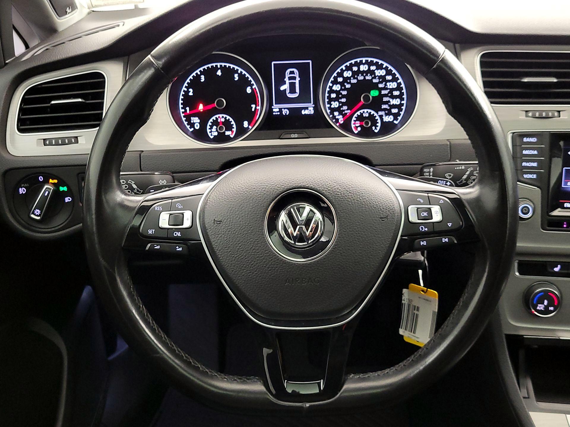 Thumbnail: 2015 Volkswagen Golf - 10
