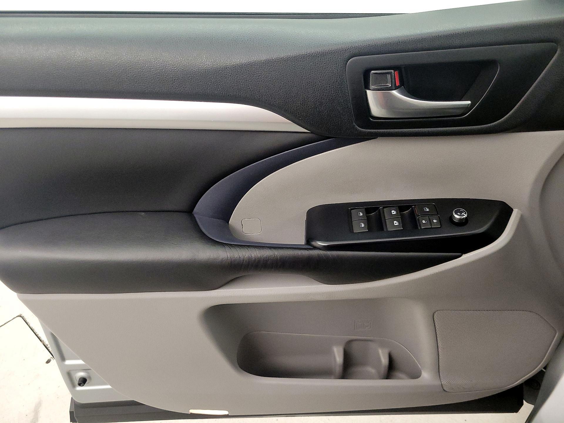 Thumbnail: 2019 Toyota Highlander - 12