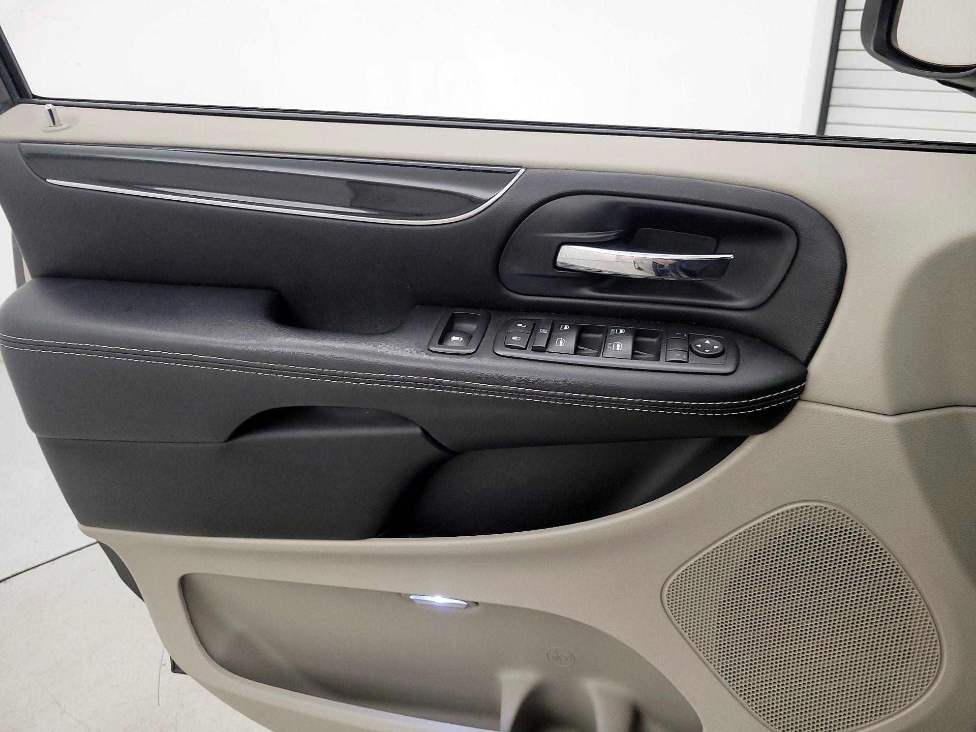 Thumbnail: 2016 Dodge Grand Caravan - 12