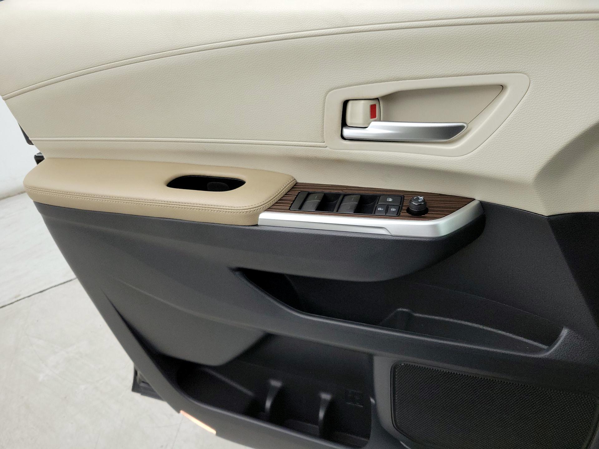 Thumbnail: 2021 Toyota Sienna - 12