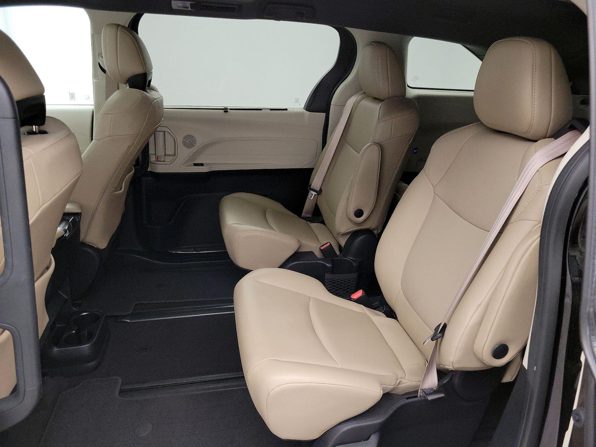 Thumbnail: 2021 Toyota Sienna - 20
