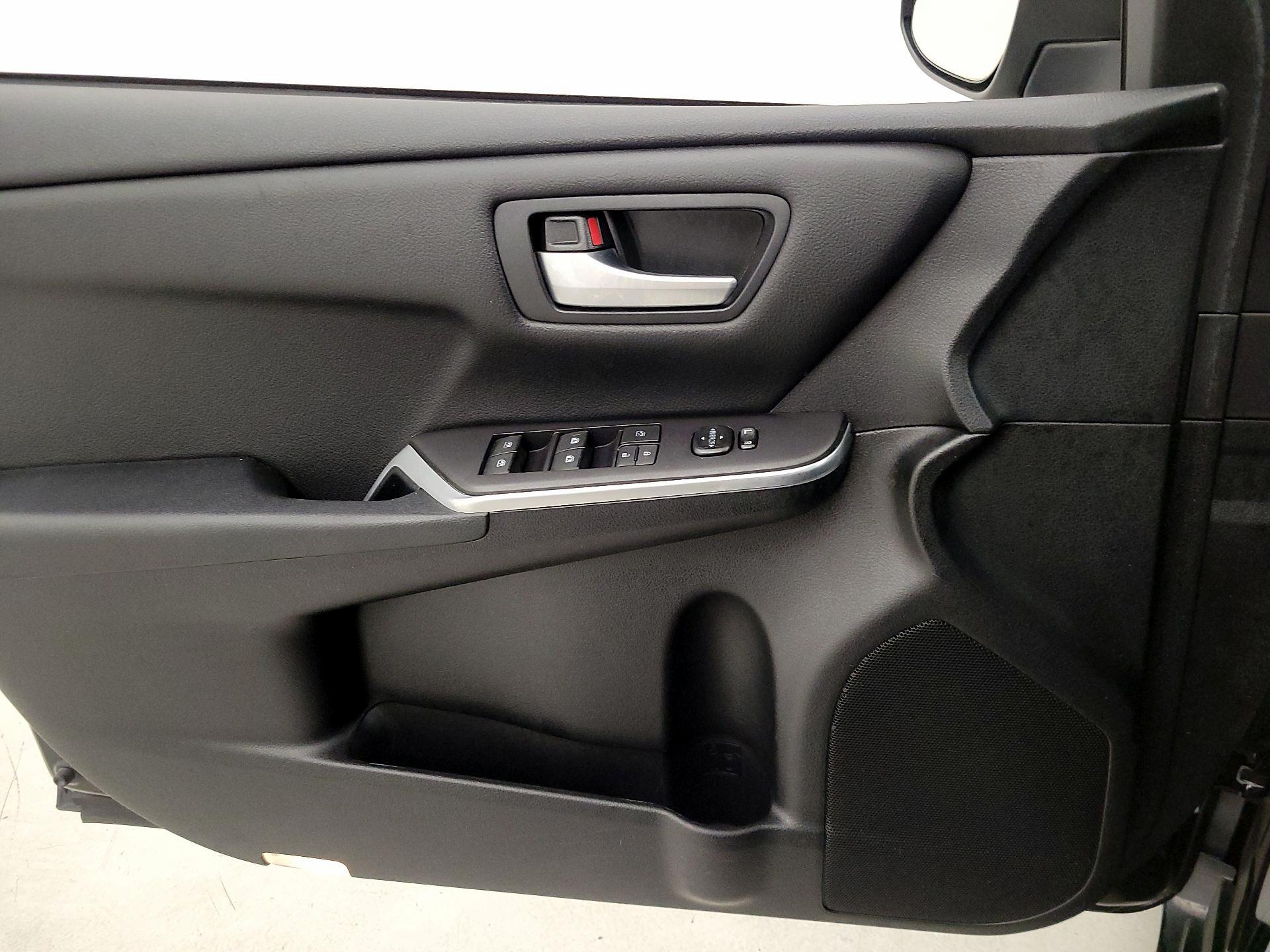 Thumbnail: 2016 Toyota Camry - 12