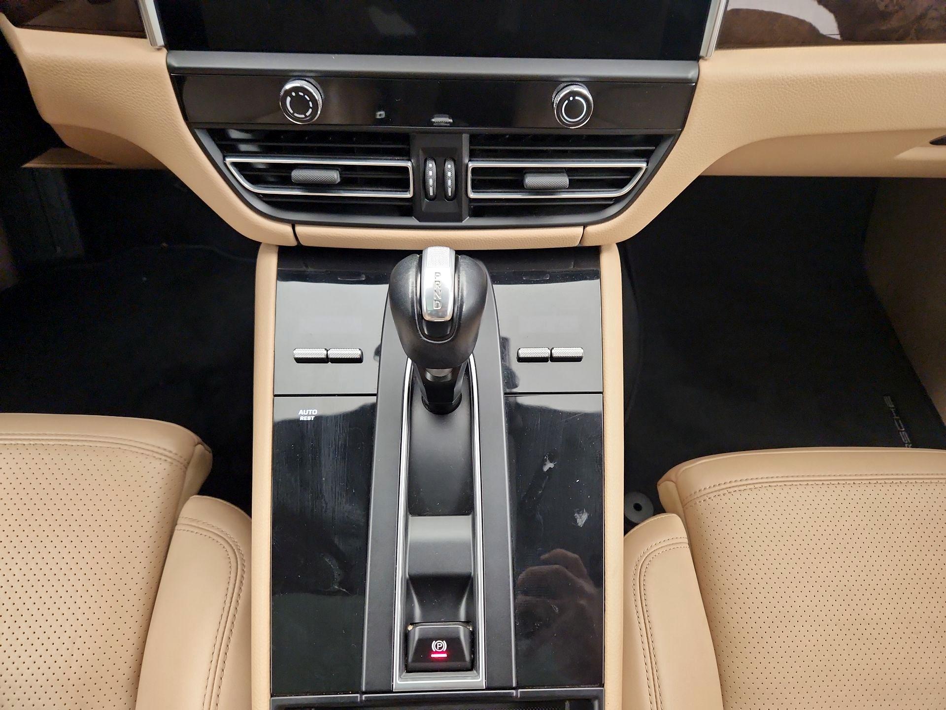 Thumbnail: 2022 Porsche Macan - 18