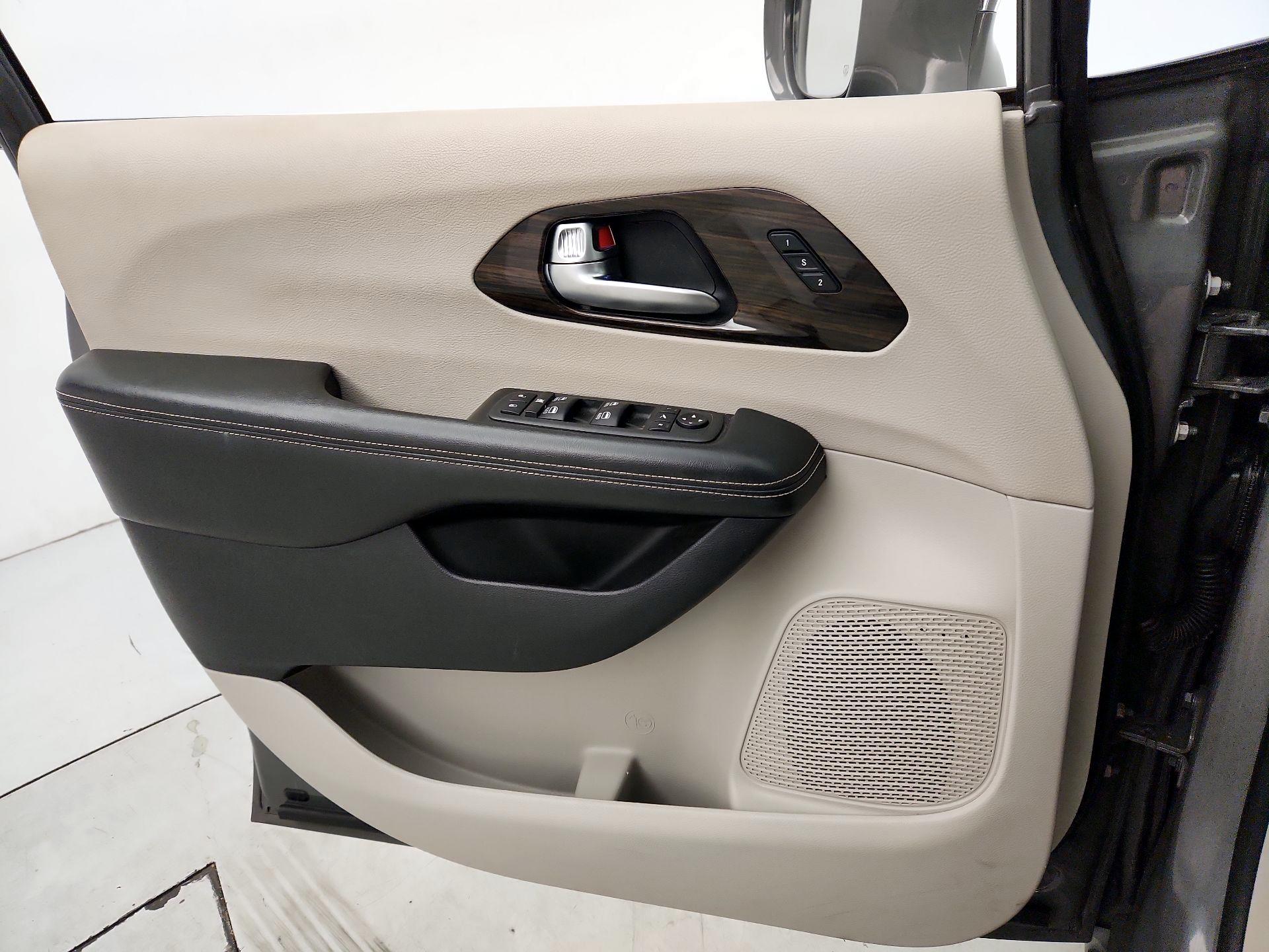 Thumbnail: 2021 Chrysler Pacifica - 12