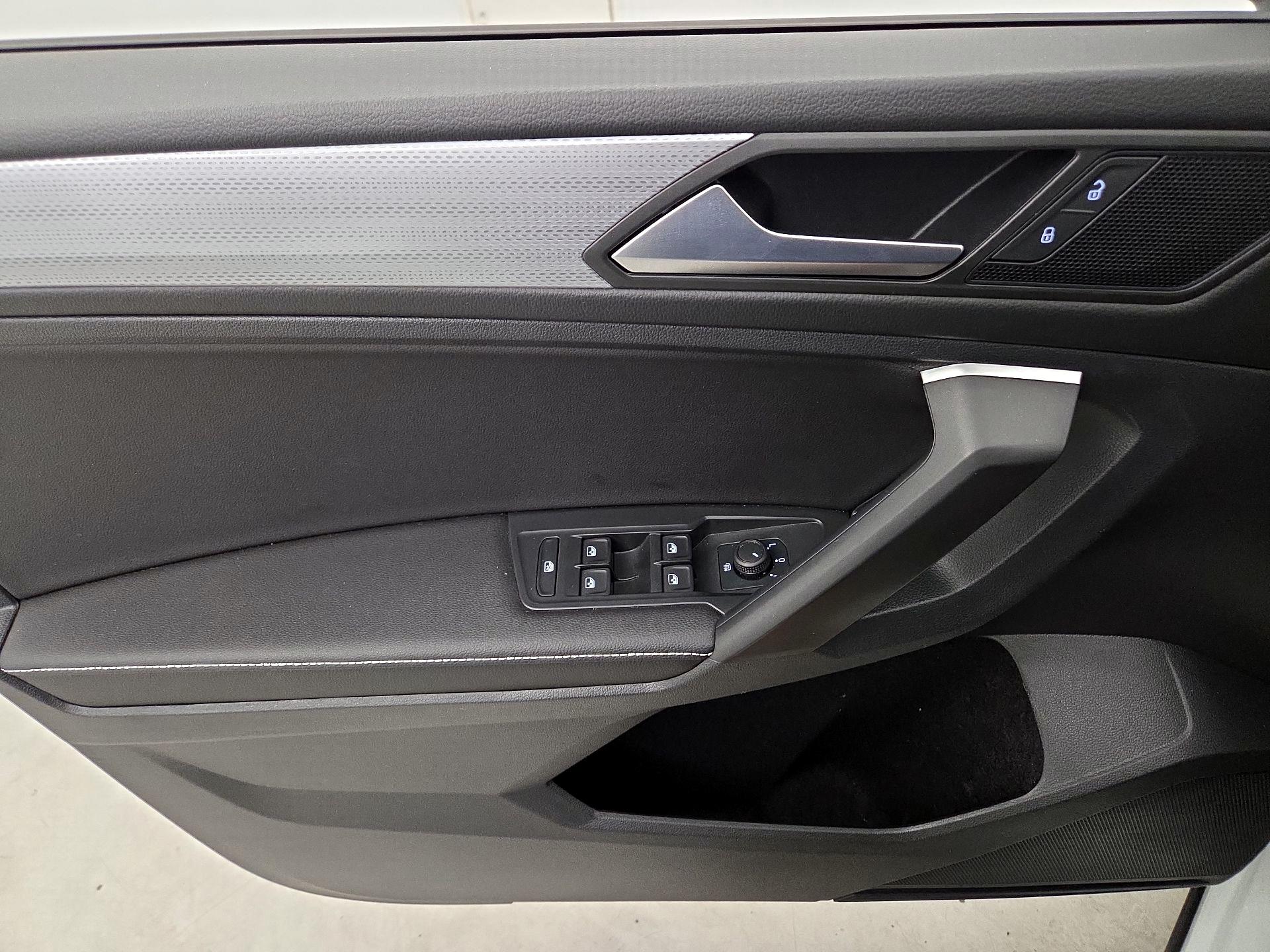 Thumbnail: 2023 Volkswagen Tiguan - 12