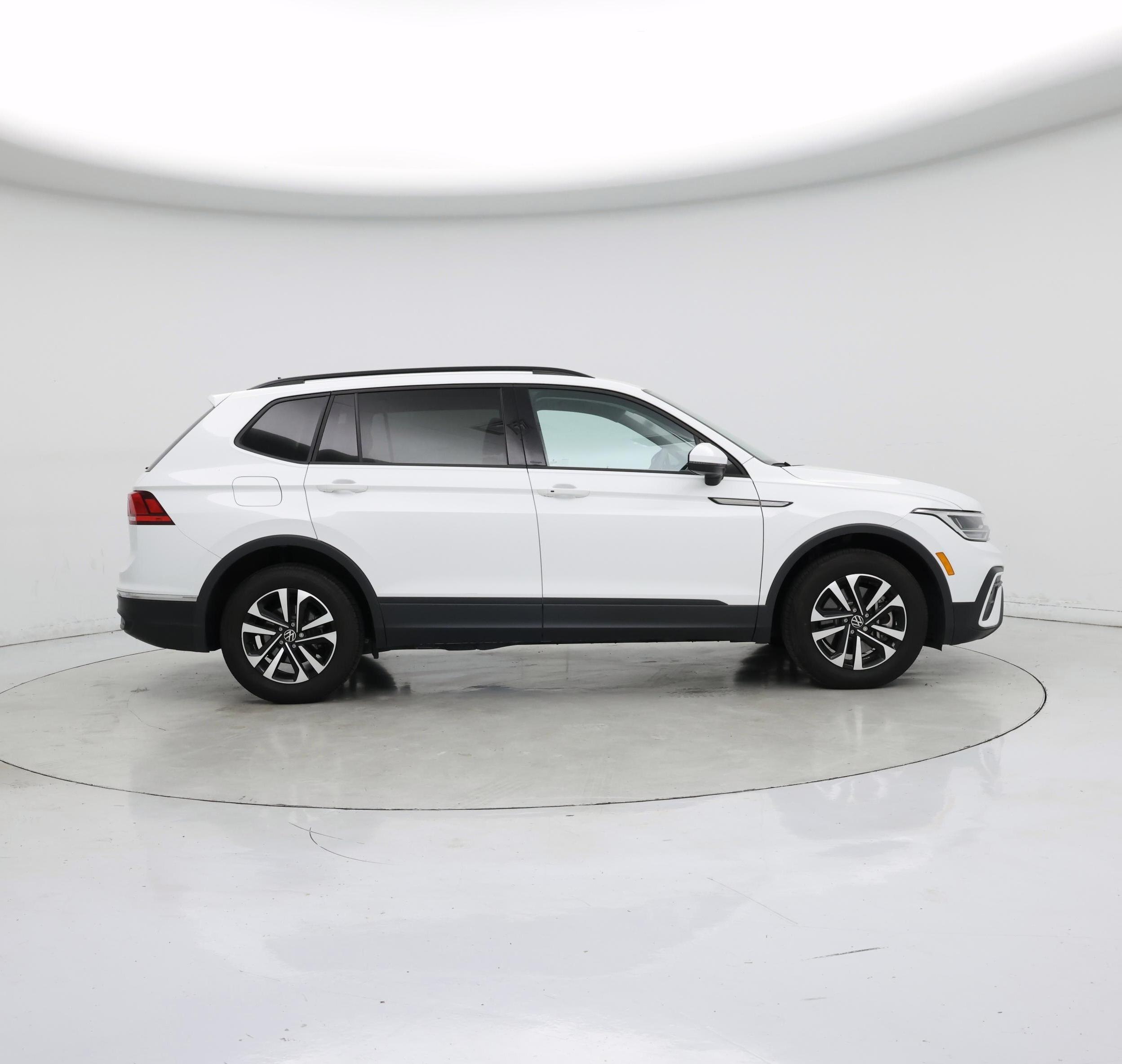 Thumbnail: 2023 Volkswagen Tiguan - 7